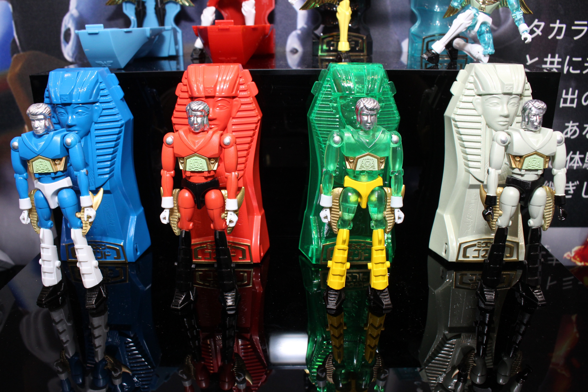 ミクロマンコマンド2号のカプセルツタンカーメンの棺の形で、1号とは全身のデザインが異なっている