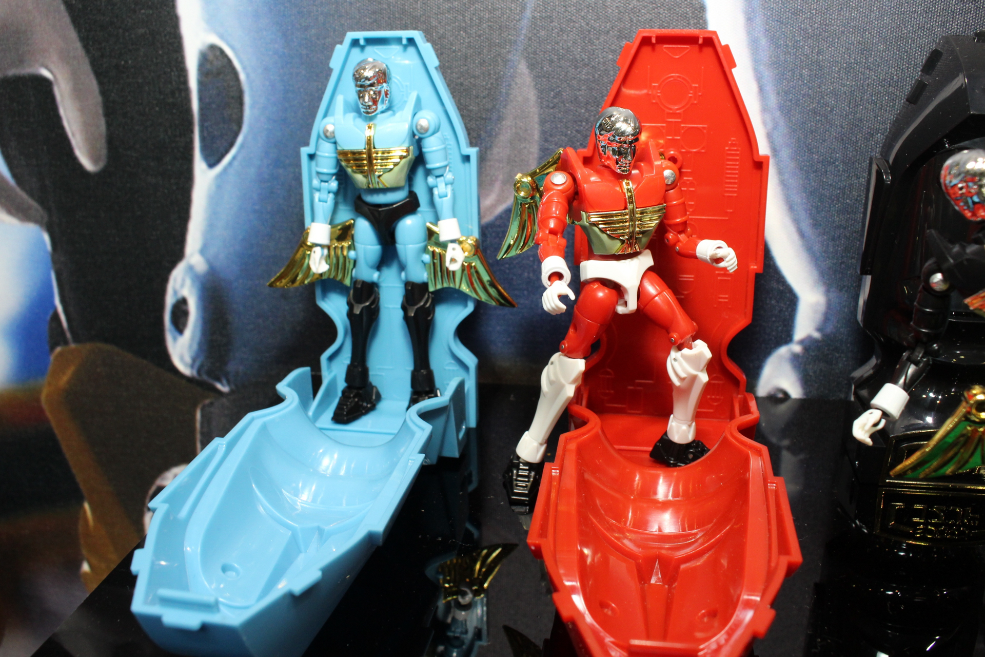 反重力ジャンパーはオリジナルと同様、脚部にも付けられるが、右のように背中にも装備できるようだ。カプセル内部にはメカニカルな模様が見える