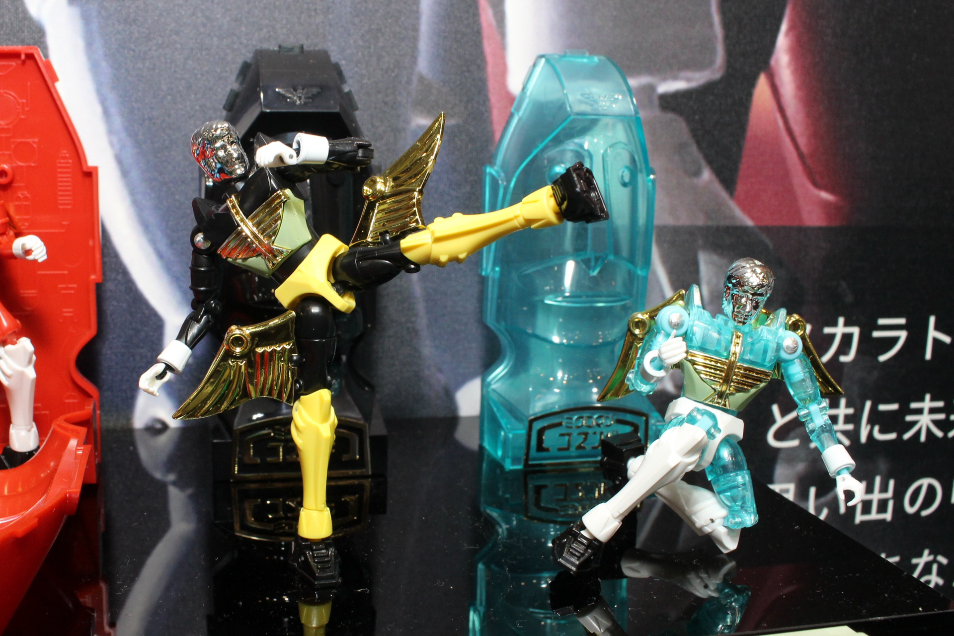 二重関節やボールジョイント、ロール軸が各所に設けられ、オリジナルではできなかったアクションポーズが可能だ