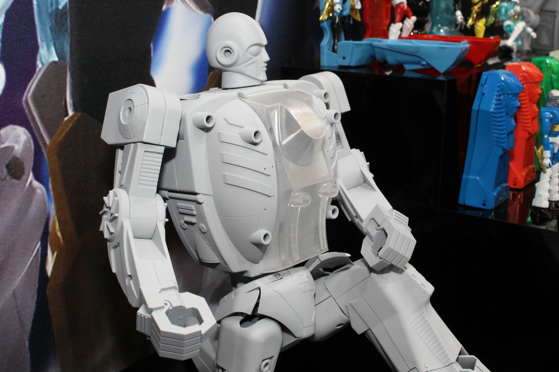 全体のプロポーションは当時のロボットマンを踏襲。胸にはミクロマンを乗せられる