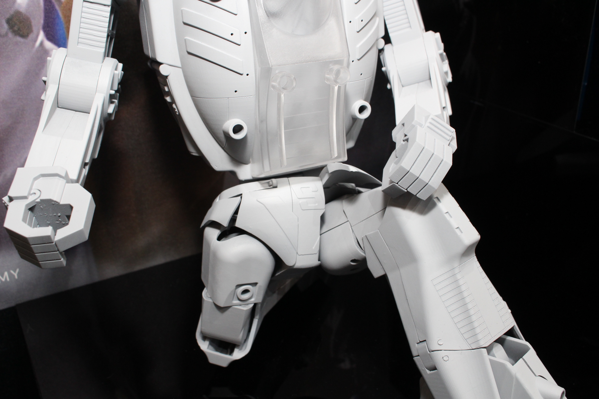 脚を曲げるために、腰のパーツが大きく展開している。大腿部のロール軸など要所に可動における工夫が見られる