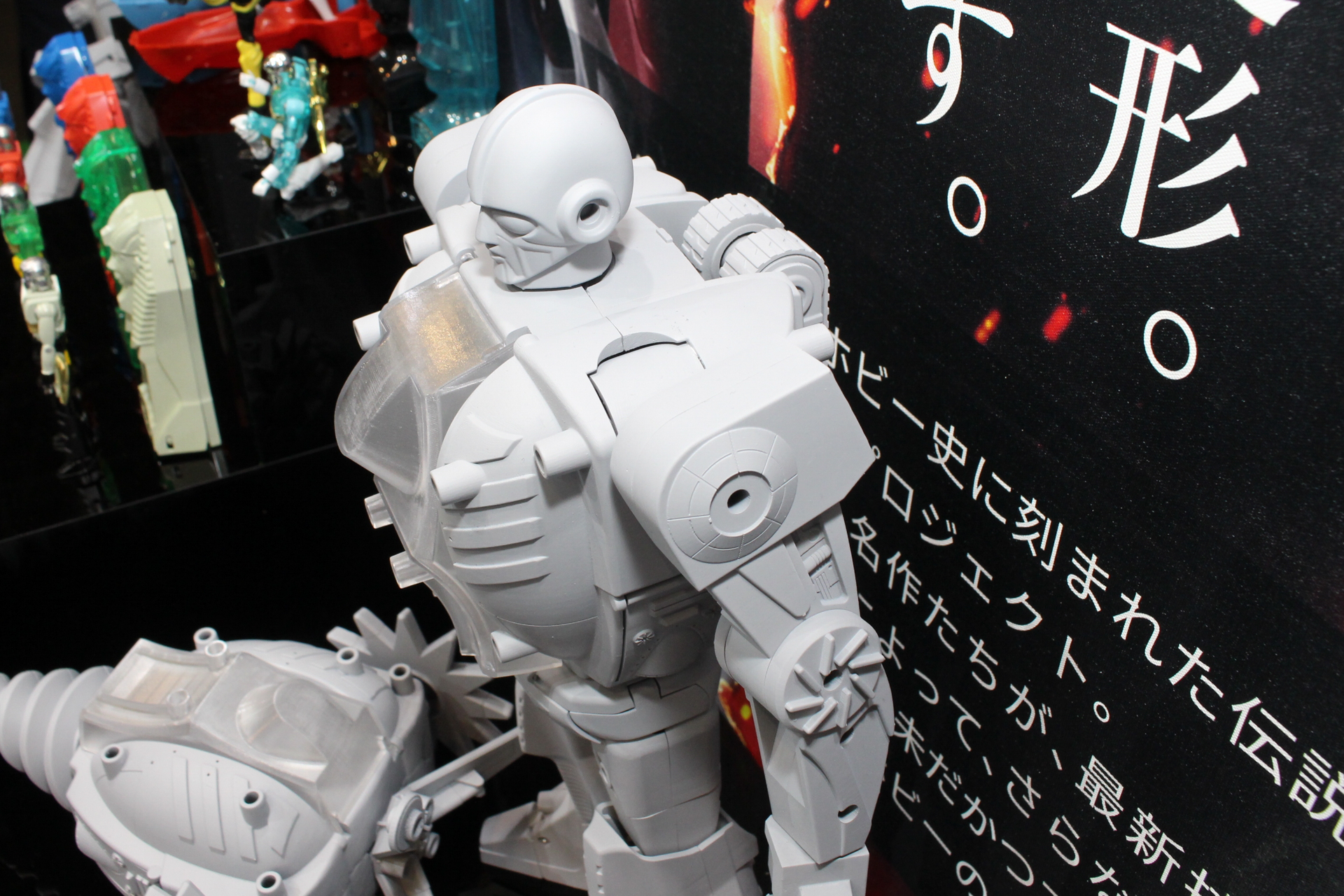 ロボットマンの背中にはキャタピラが見られる。電動ギミックは搭載されるのだろうか!?