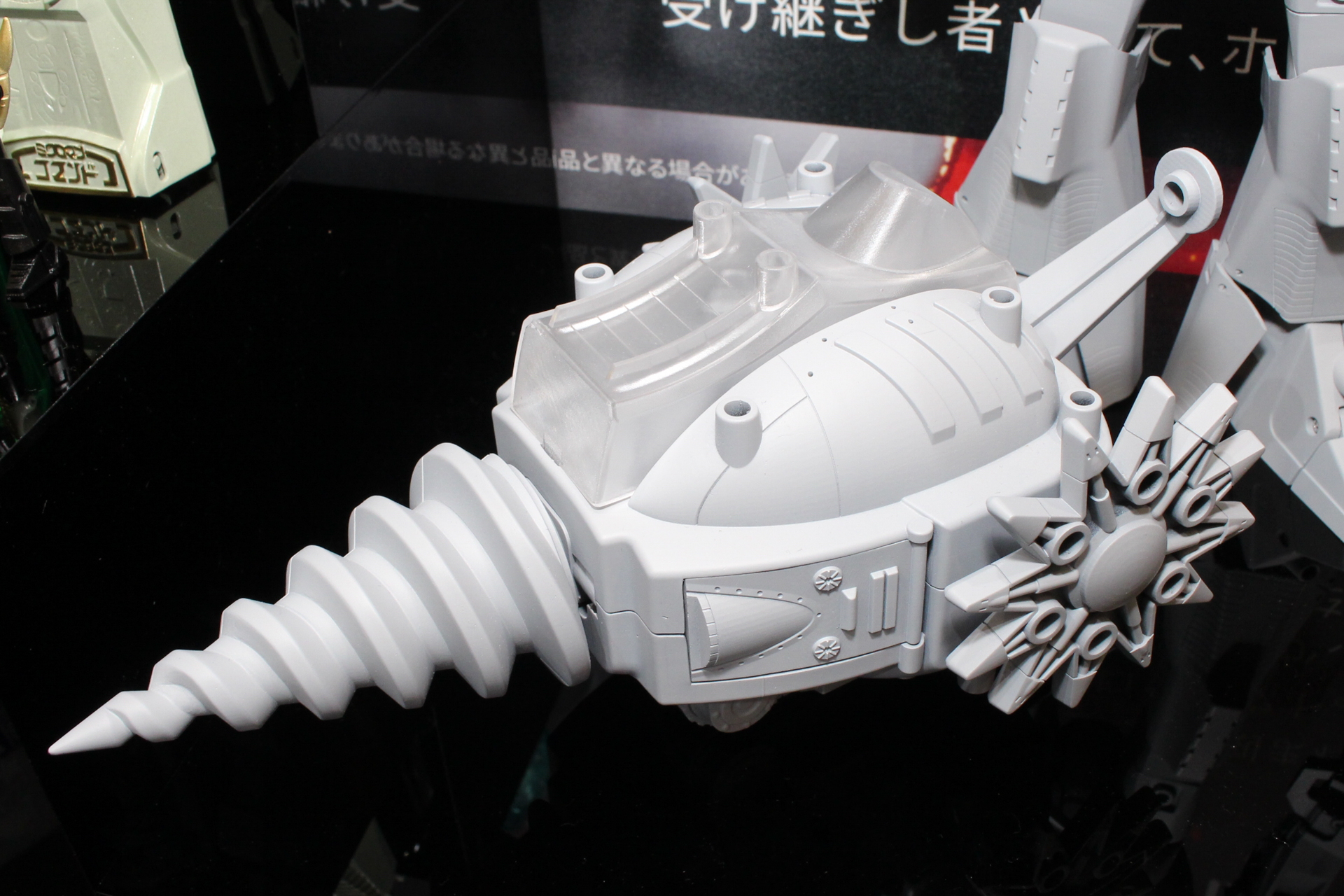 ドリル戦車は、オリジナルではロボットマンのボディに別売りのオプションアイテムを取り付けることで再現できた。この「LEGACYSOUL」ではどうなるのだろうか