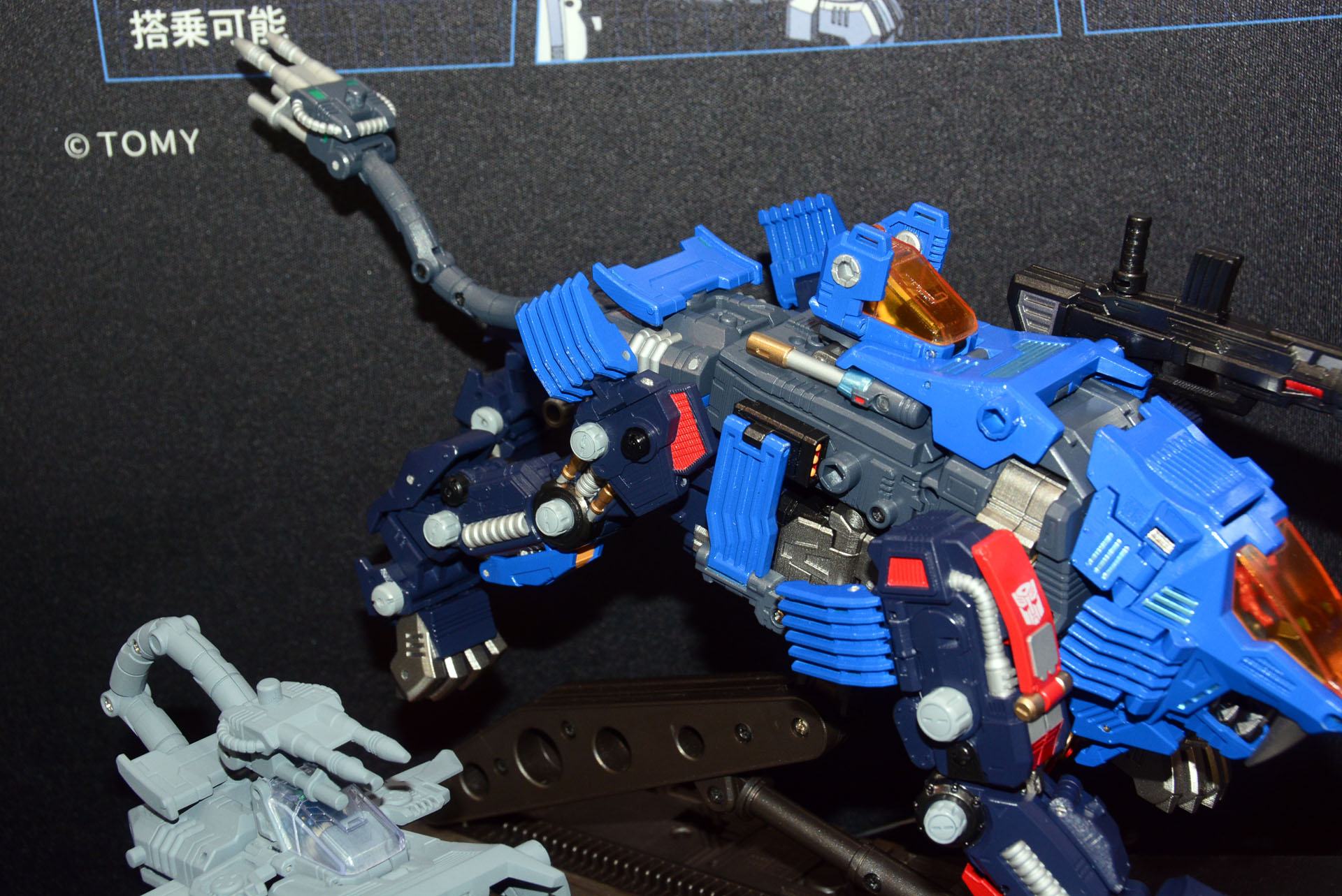 プロポーションも含め、変形するようには見えないところが面白い