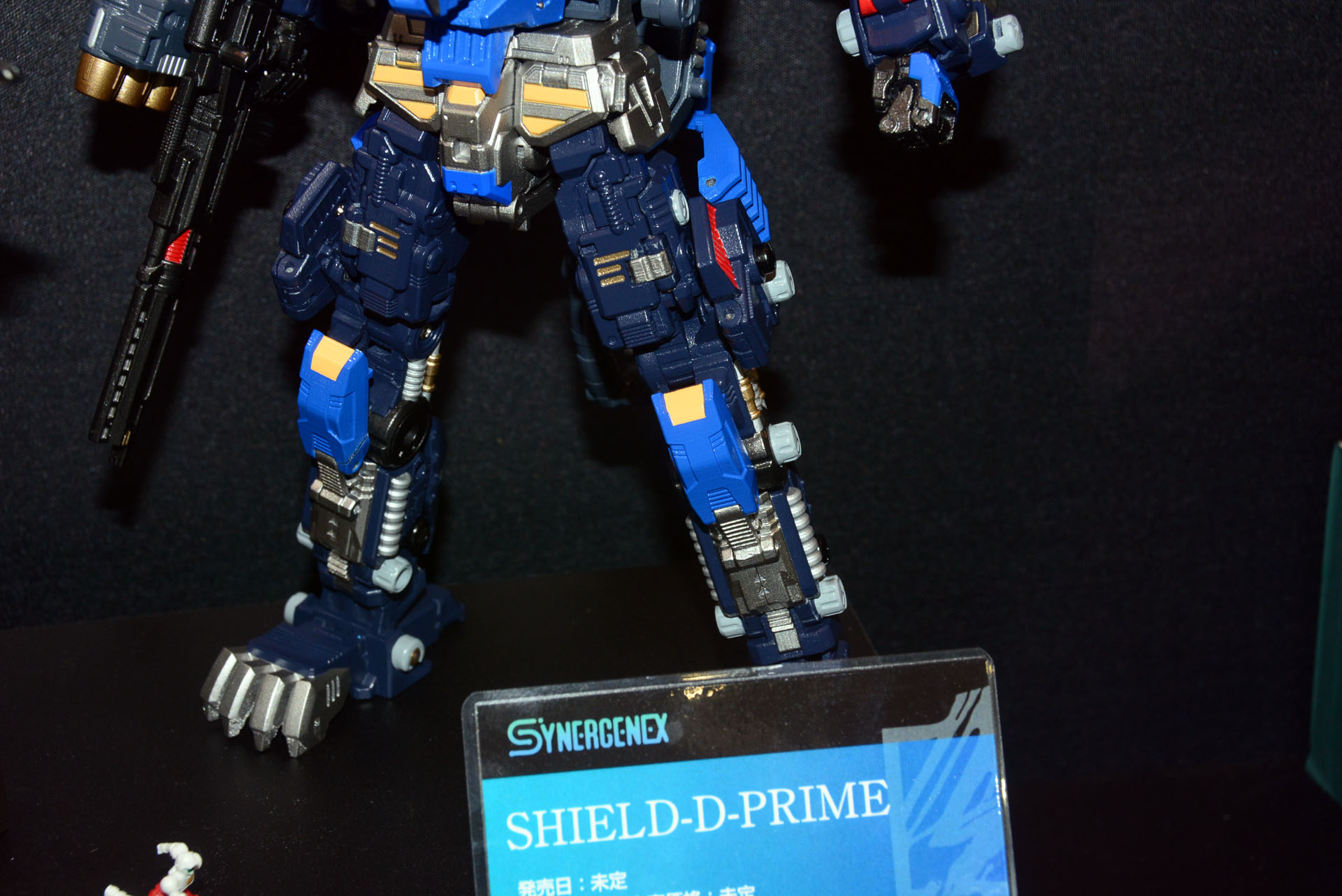 全体的にスマートだ。ゾイドの時とは手足のバランスが変わっているようにも感じ、変形システムには興味が惹かれる