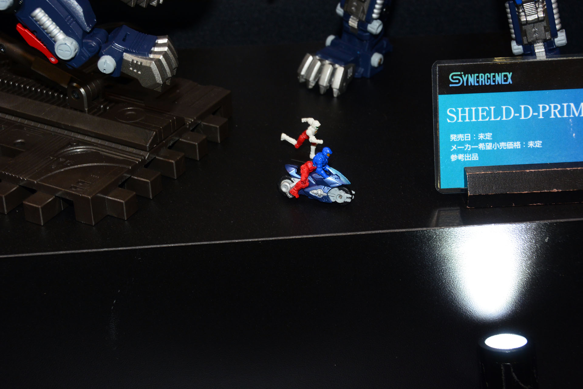 ダイアクロン隊員。バイクも「SHIELD-D-PRIME」に収納可能