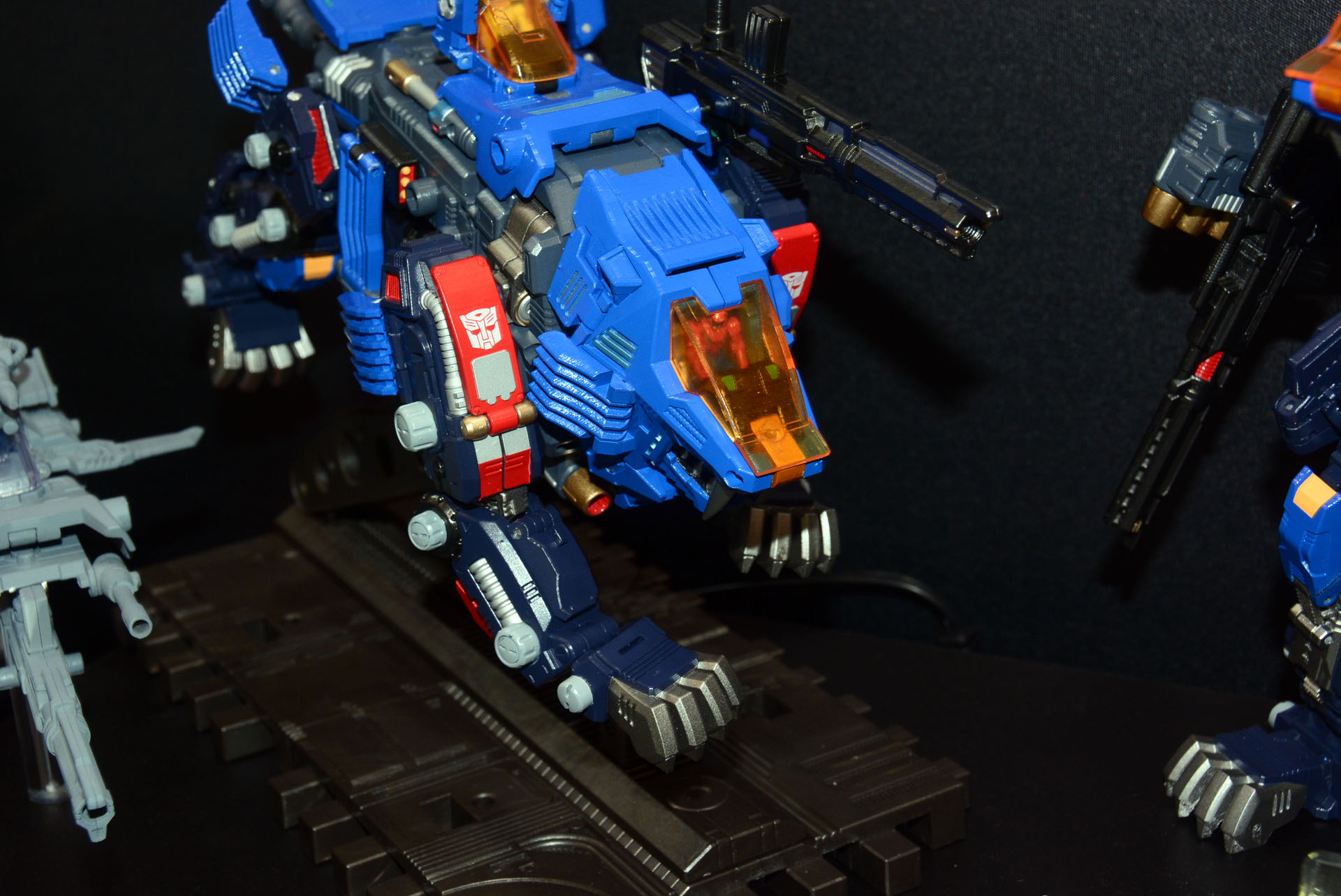 シールドライガーのコクピットにダイアクロン隊員が座る。このコラボ感が楽しい