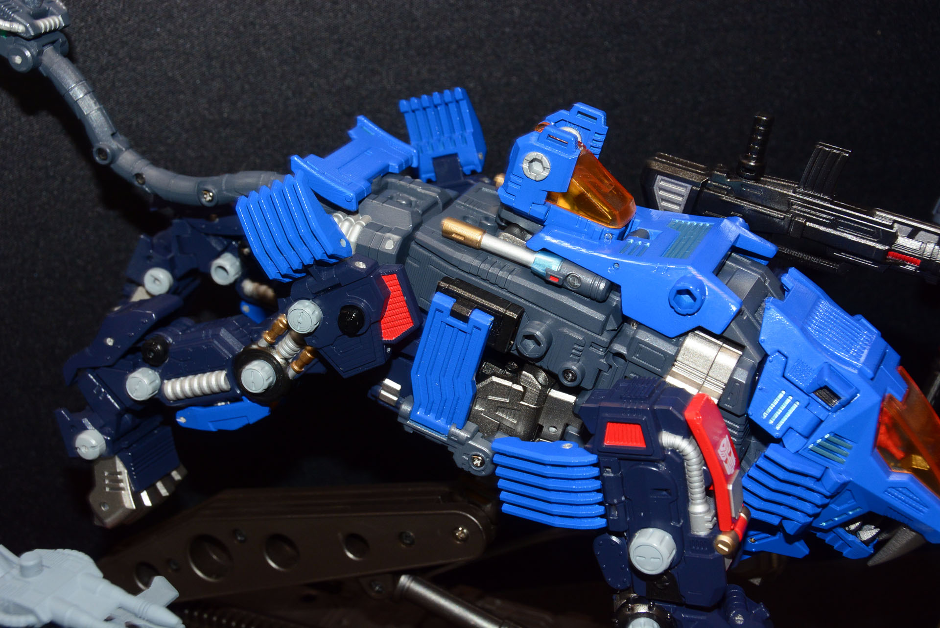 背中のサブコクピットは、他のダイアクロンメカが合体できる