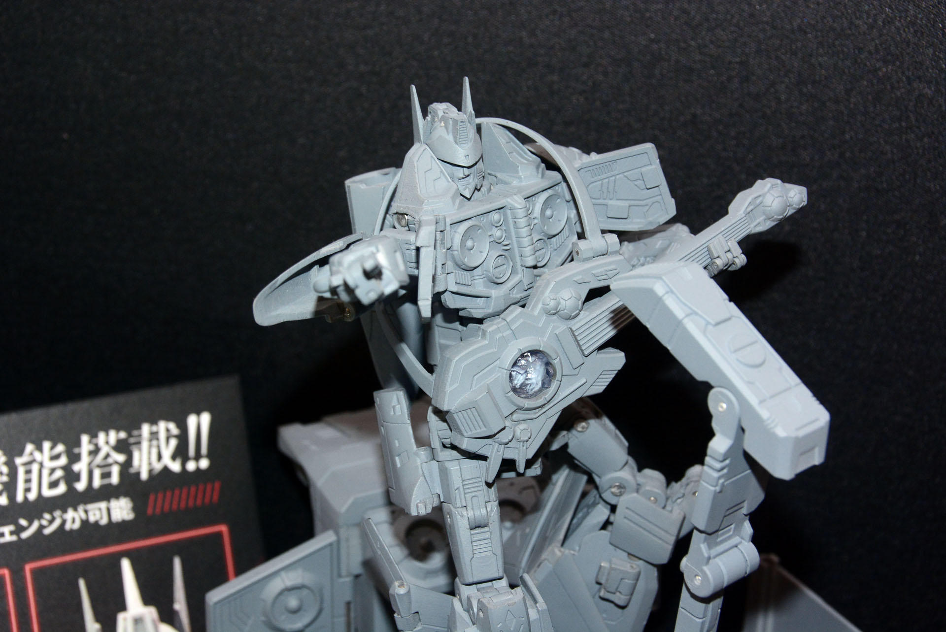 胸は「マトリクス」ではなく、スピーカーを装備。ギターにマトリクス要素が込められる