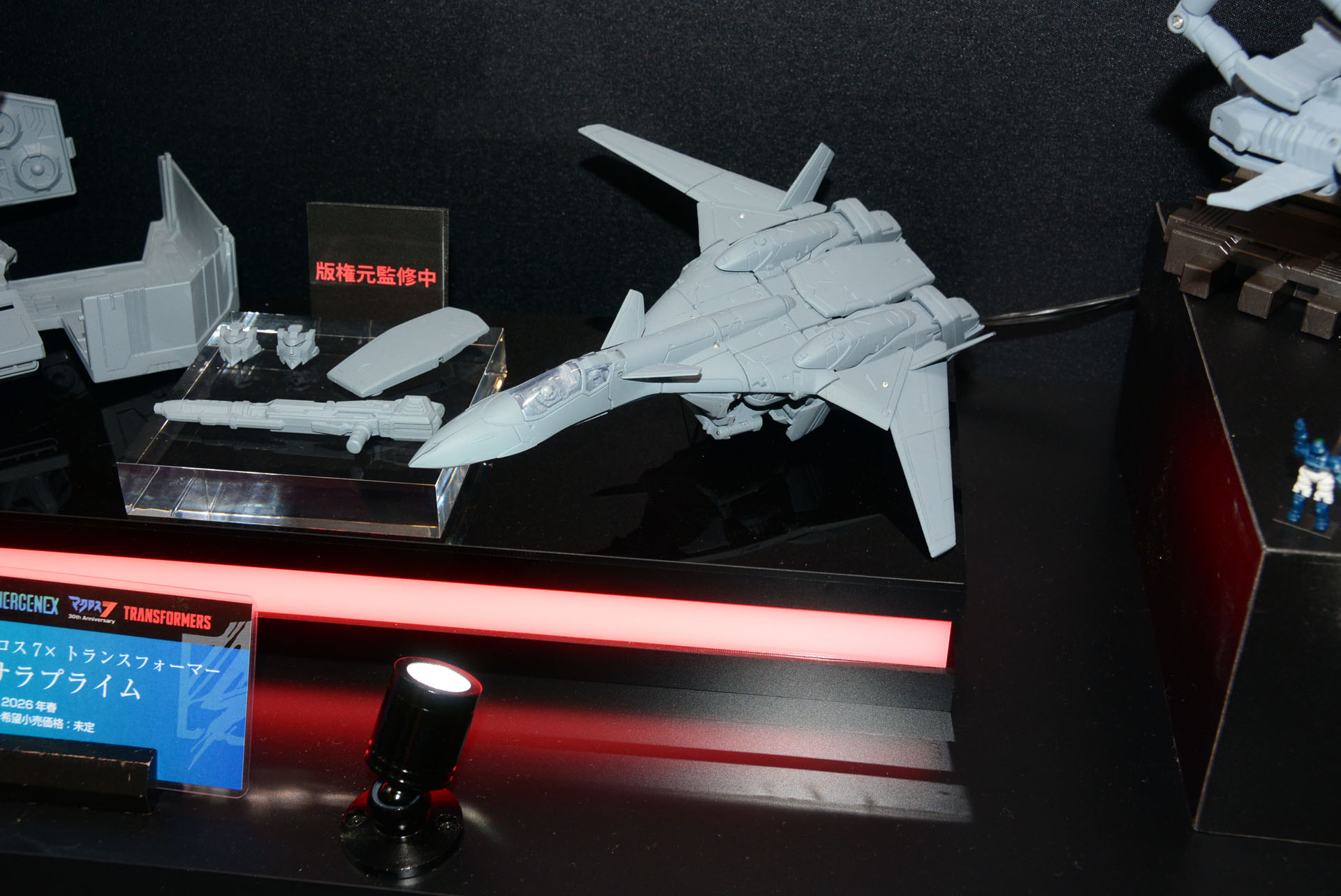 ファイター形態初公開。変形システムはVF-19改とは違った物となるようだ