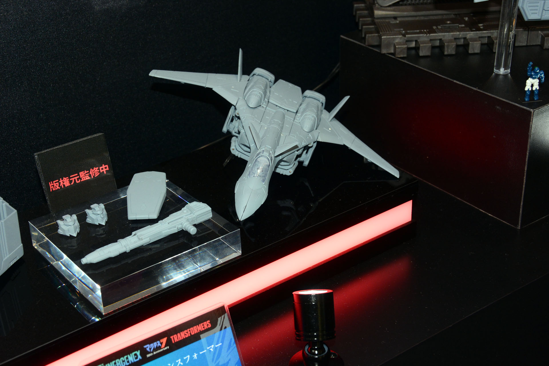 ファイター形態初公開。変形システムはVF-19改とは違った物となるようだ