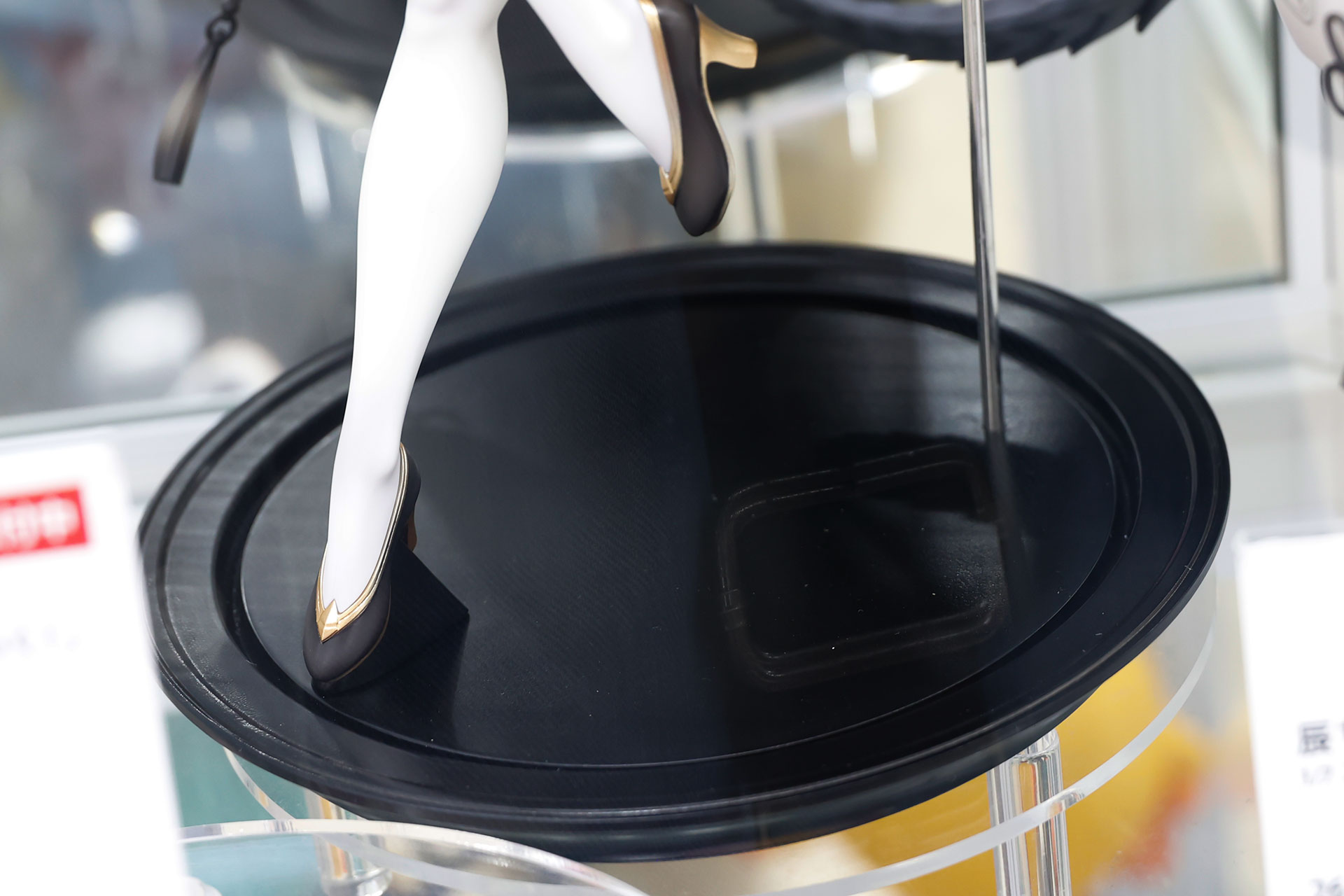 黒と金をベースにしたハイヒールを履いている