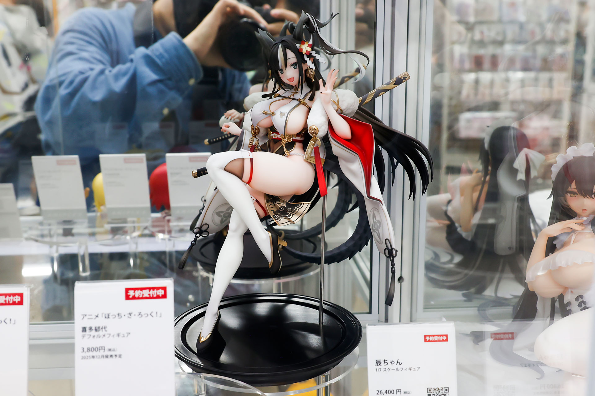 フィギュアの素材はPVCとABSで、台座部分を含む全高は約255mmだ