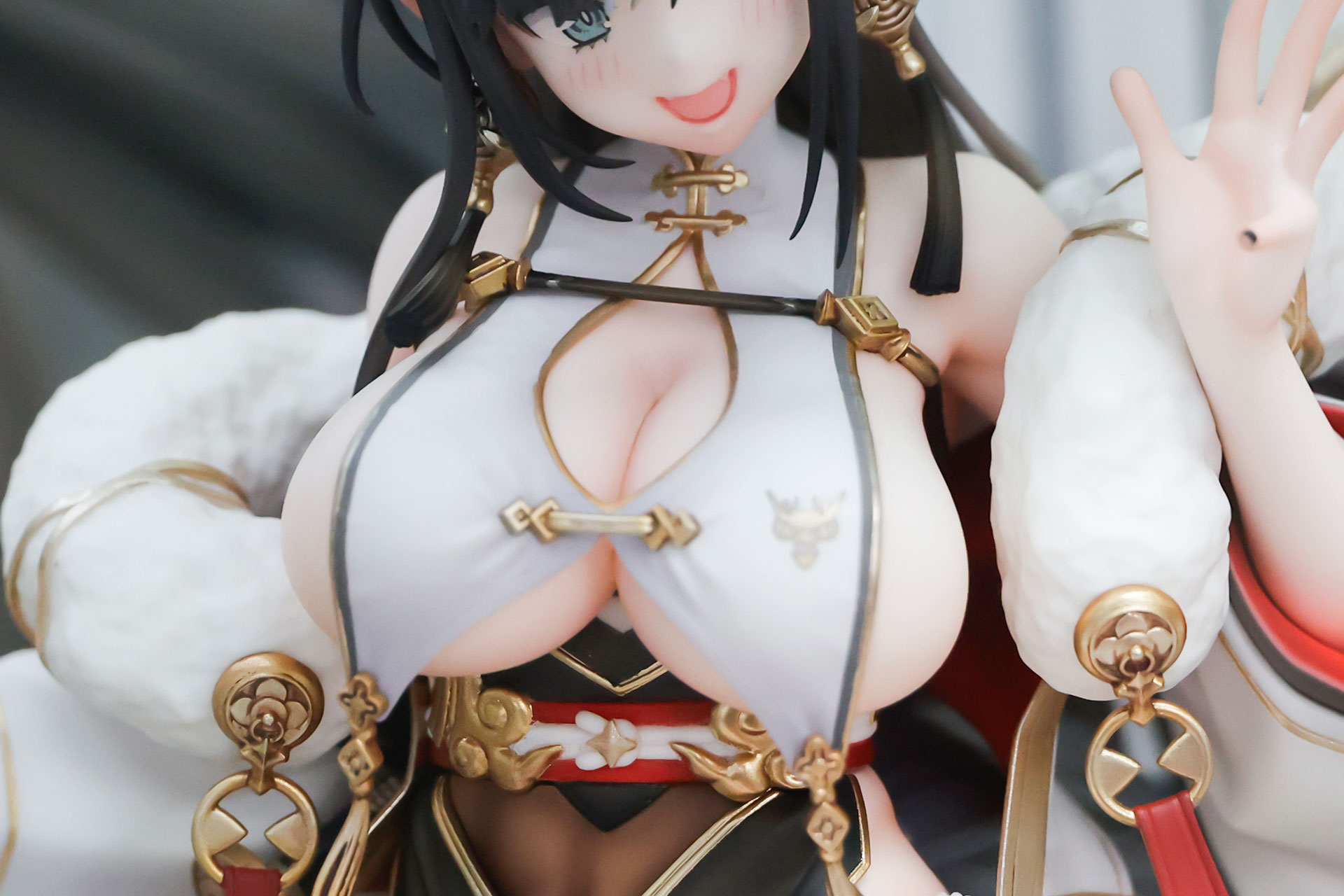 小さな衣装で覆い隠すのは難しい!?