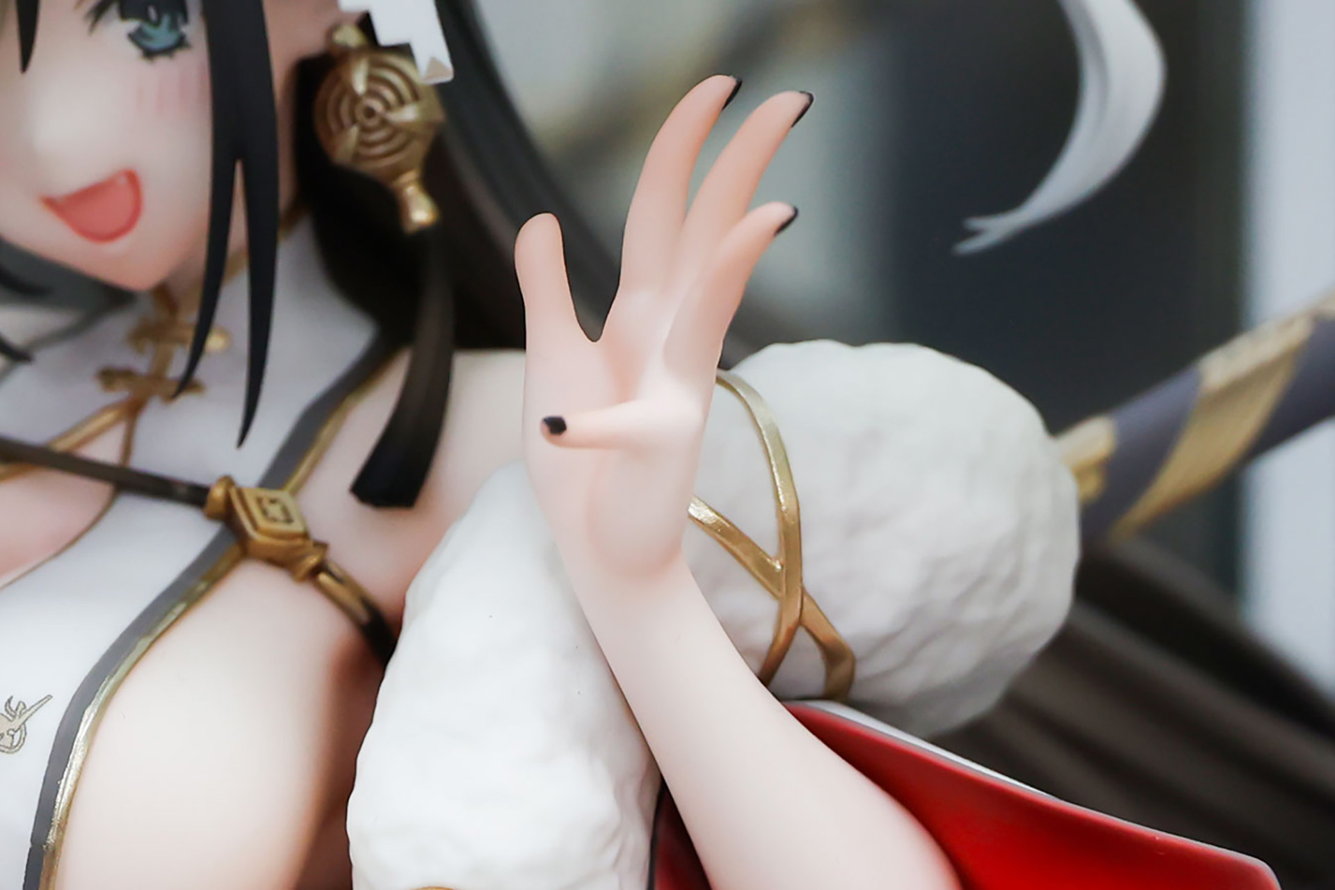 指には黒いネイルが塗られている