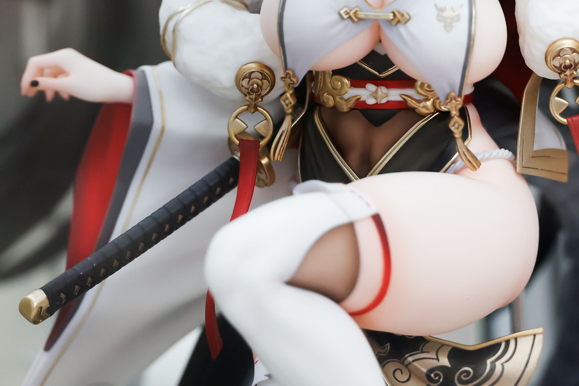 おへその辺りはスケスケだ