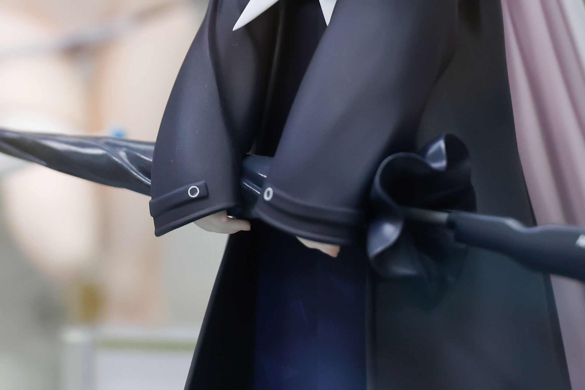 ジャケットの袖が長いため、手が隠れてしまっている