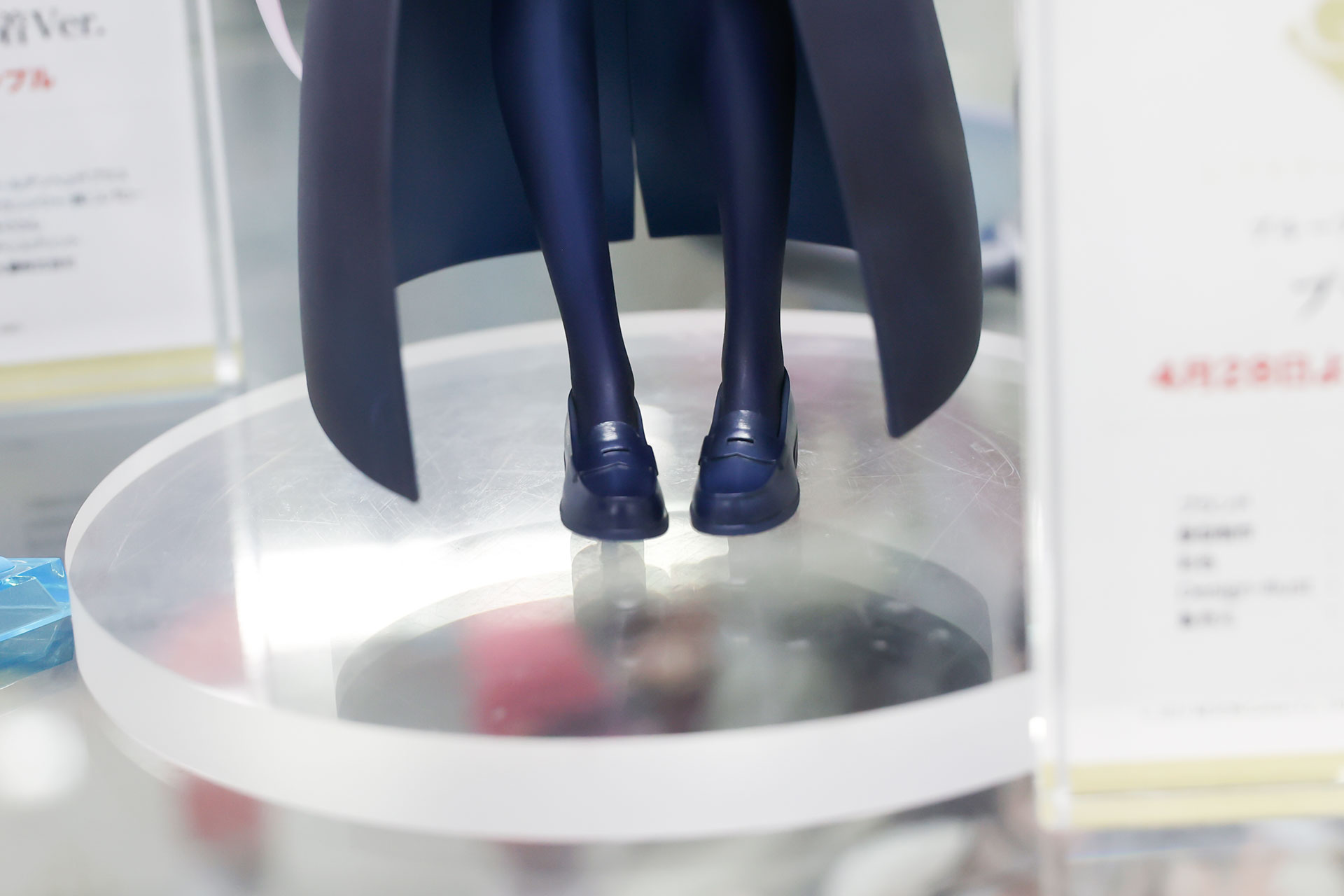 足元はすっきりとしたスタイルだ