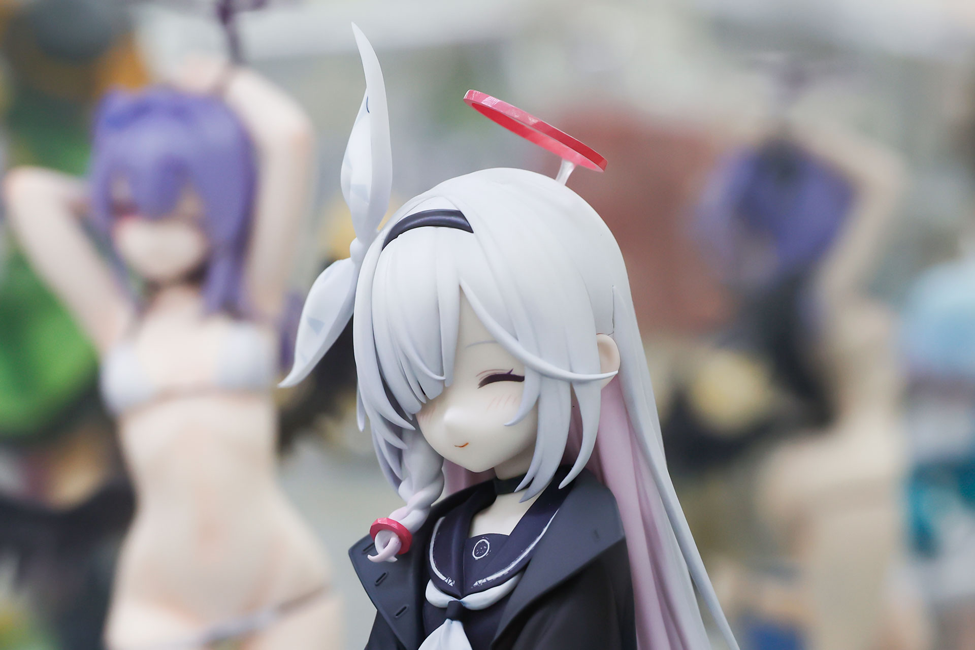 頭の上には赤いヘイローが浮かんでいる