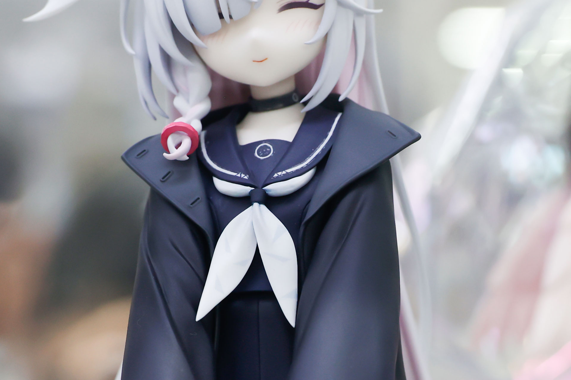 衣装は清楚なセーラー服姿だ