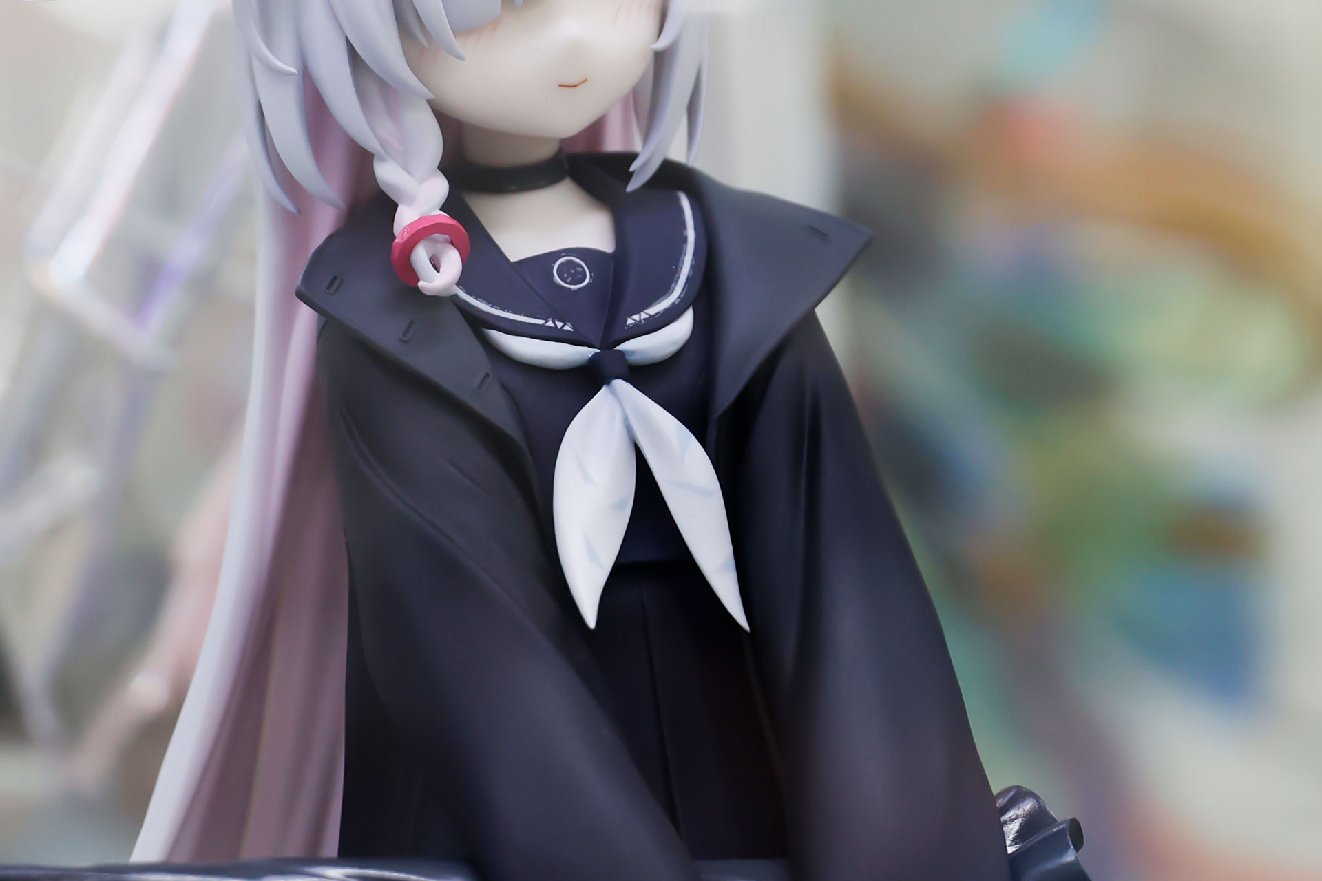 胸元あたりには白くて大きなリボンが付けられている