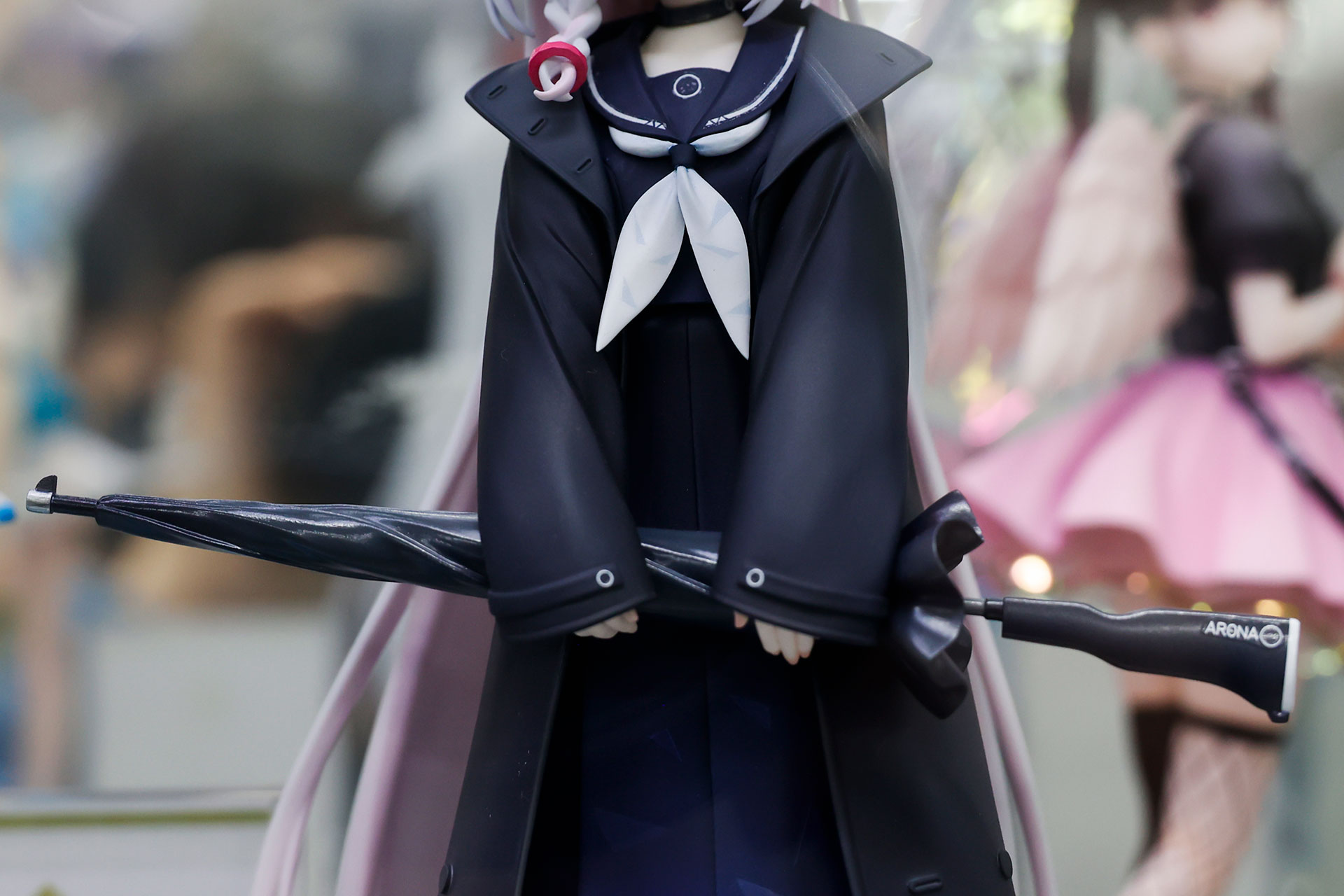 傘のような形をした銃を手に持っている