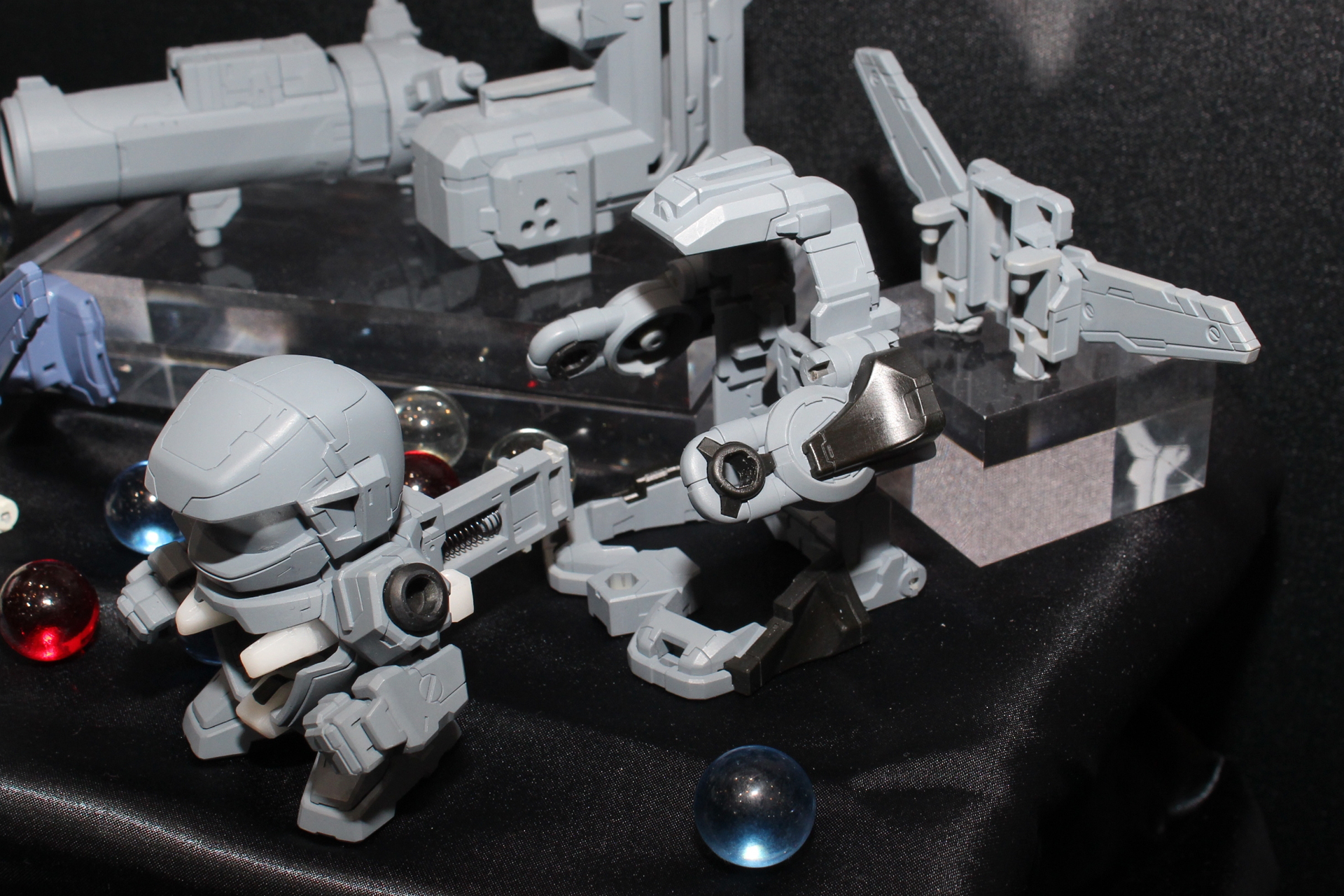 こちらは商品同等の試作品。左から本体、OSギア、パワーウイングという構成で、発射するビー玉も見える