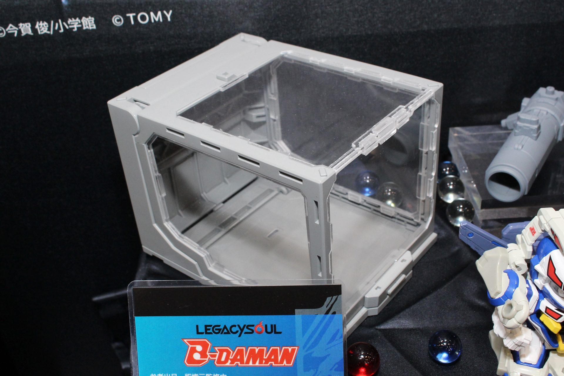 ファイティングフェニックスを収納するためのターゲットケース。ターゲットは背面にある