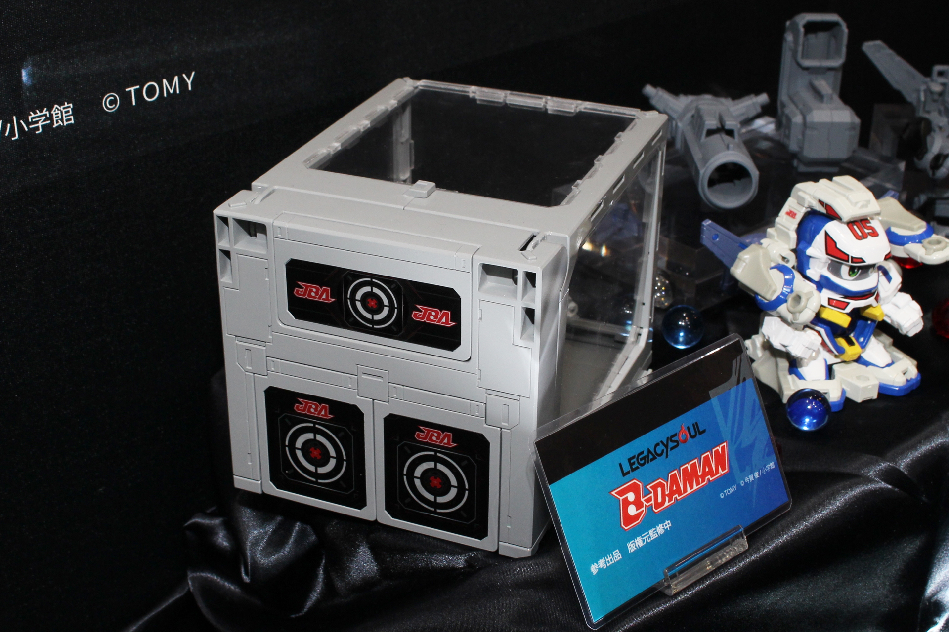 ファイティングフェニックスを収納するためのターゲットケース。ターゲットは背面にある