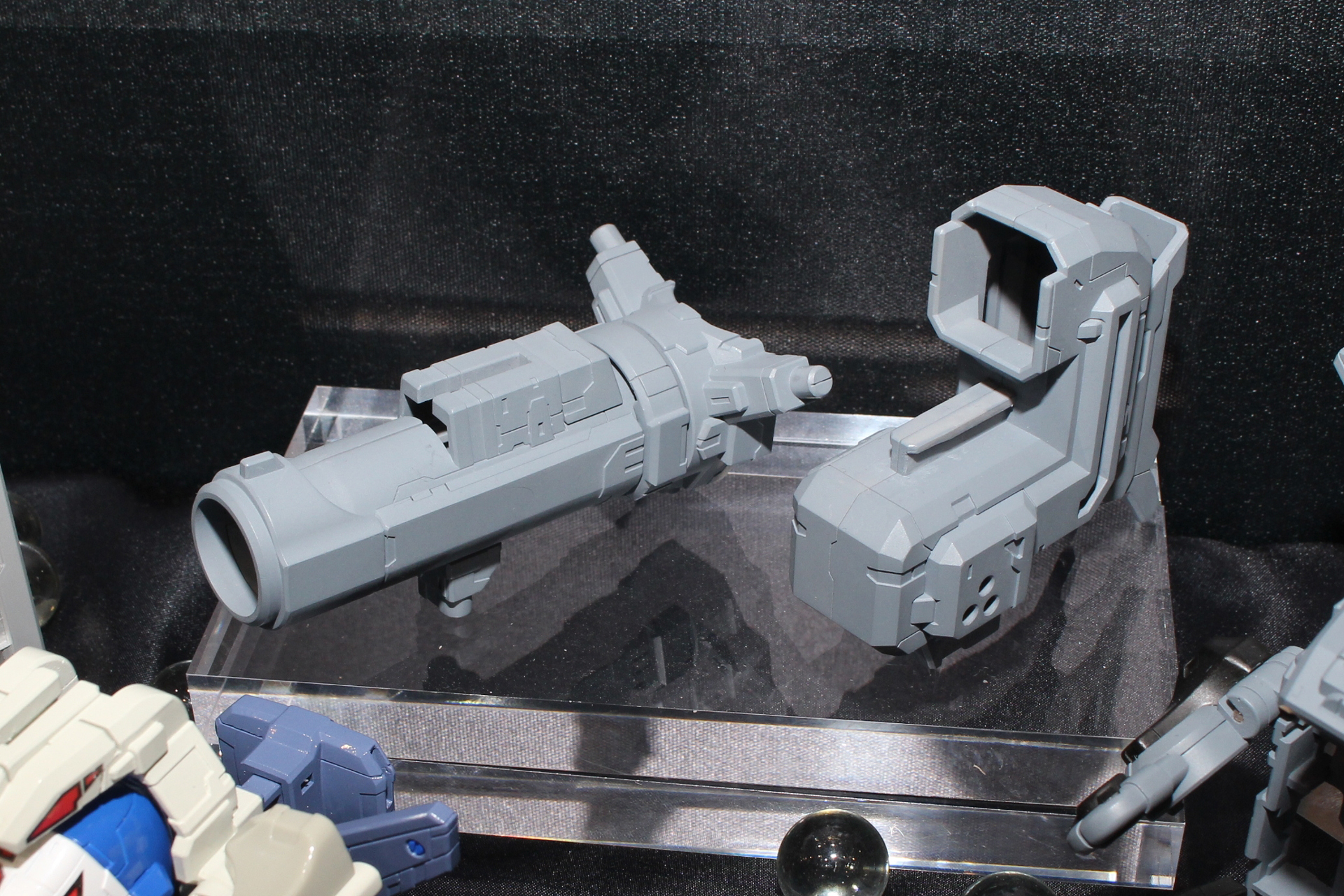 企画検討中のカスタムパーツ。左からバレルとマガジンで、ファイティングフェニックス本体はこれらを装着する想定で設計されている