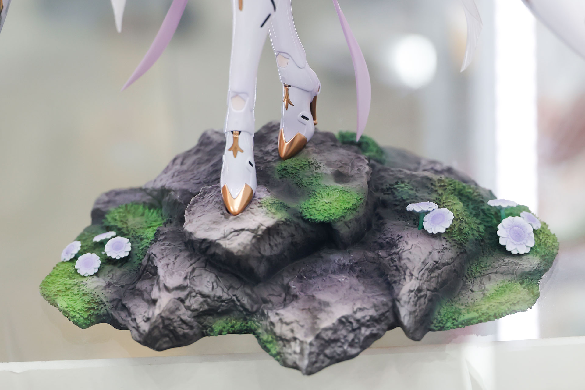 台座はジオラマ風になっている