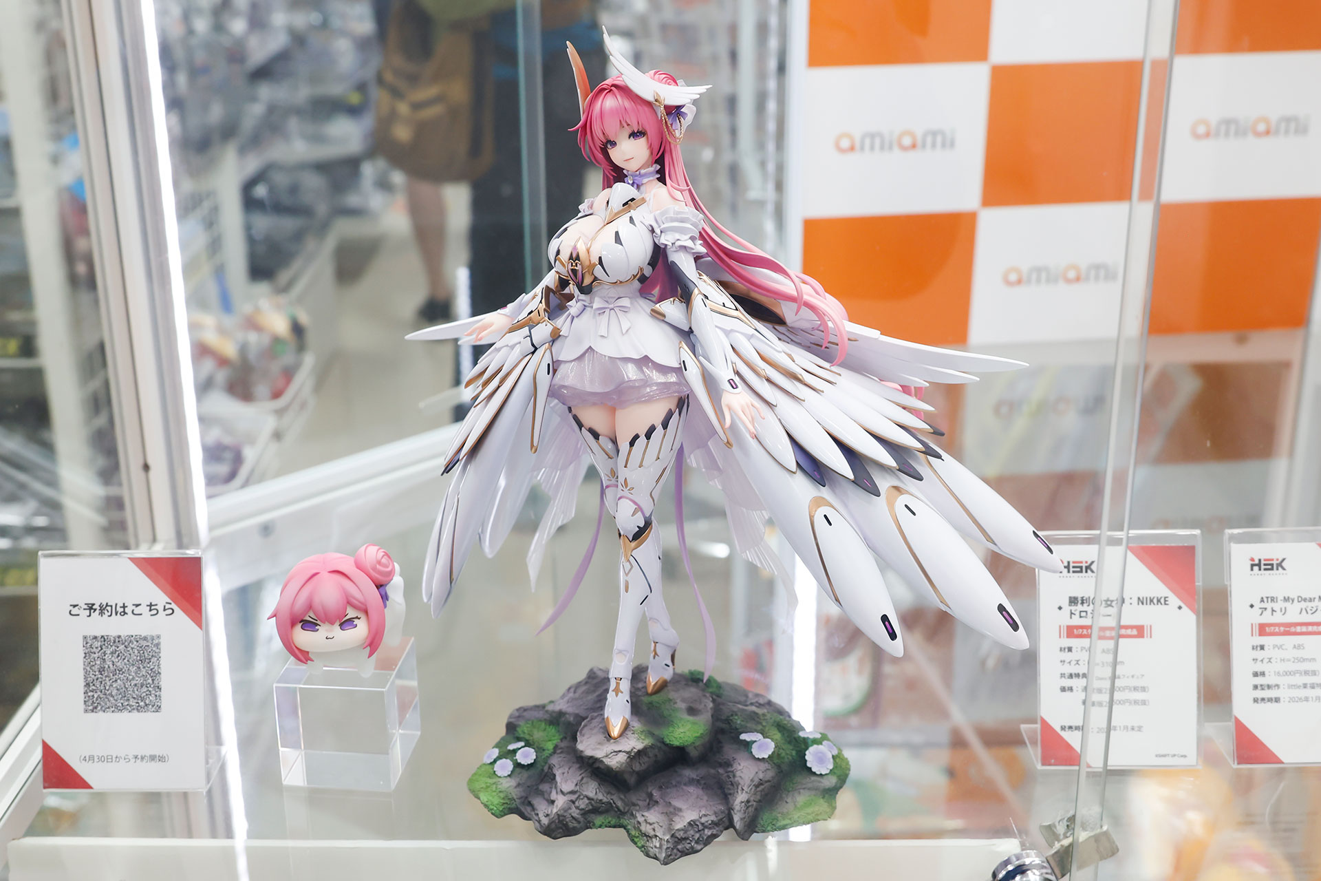 フィギュアの素材はPVCとABSで、台座を含む全高は約310mmだ