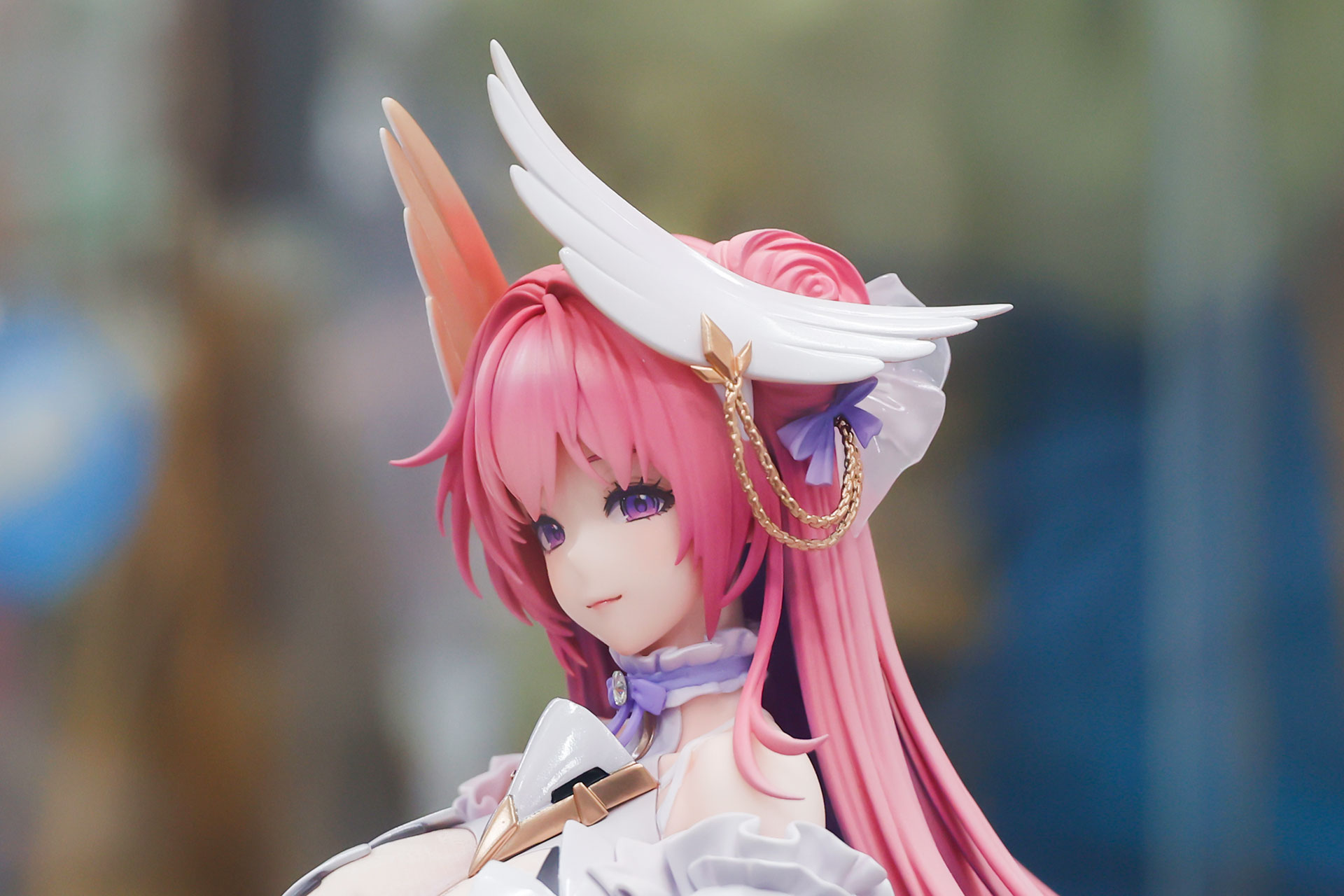 頭に付けたアクセサリーもかなり凝っている