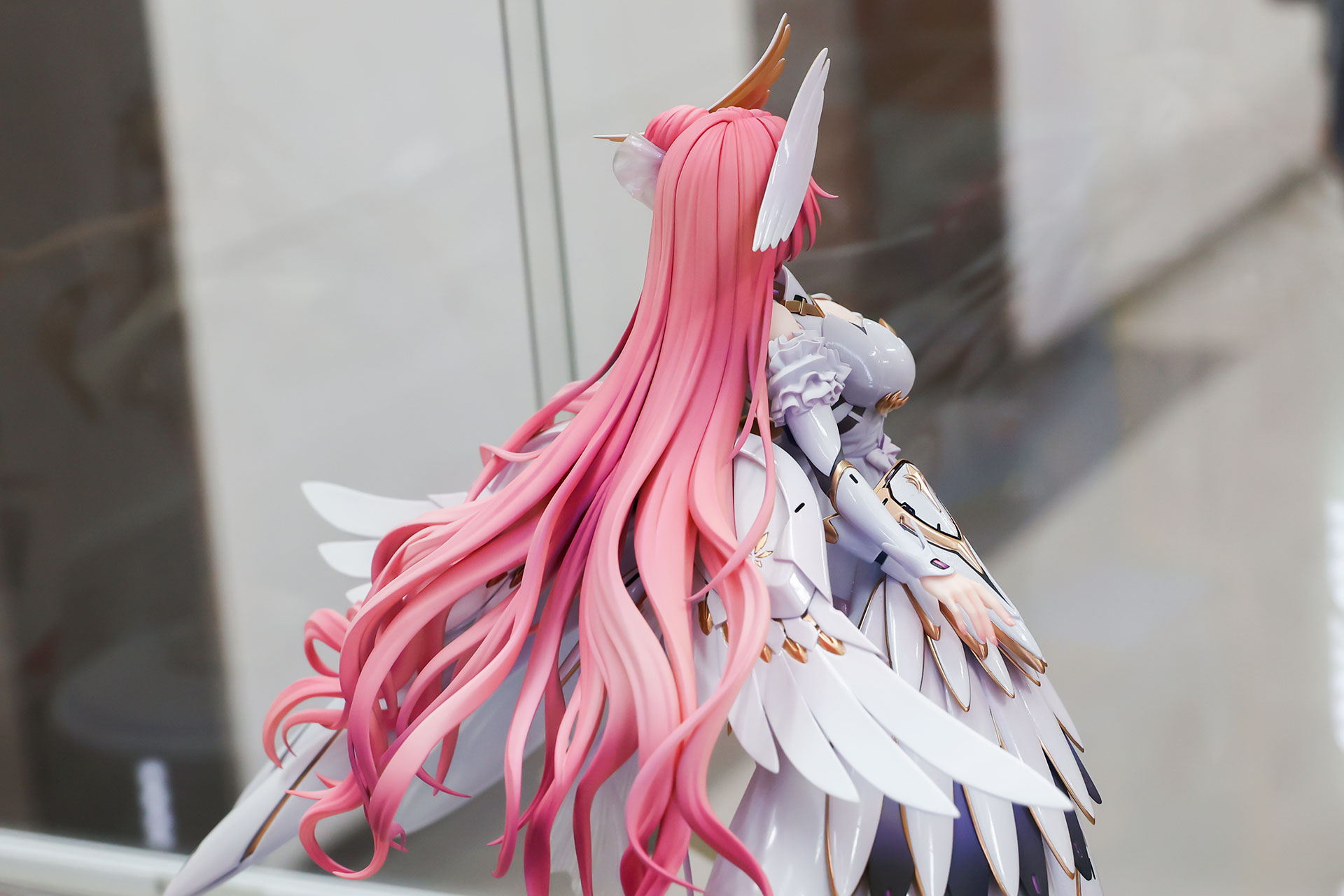 ピンクの髪は背中側で大きく広がっている