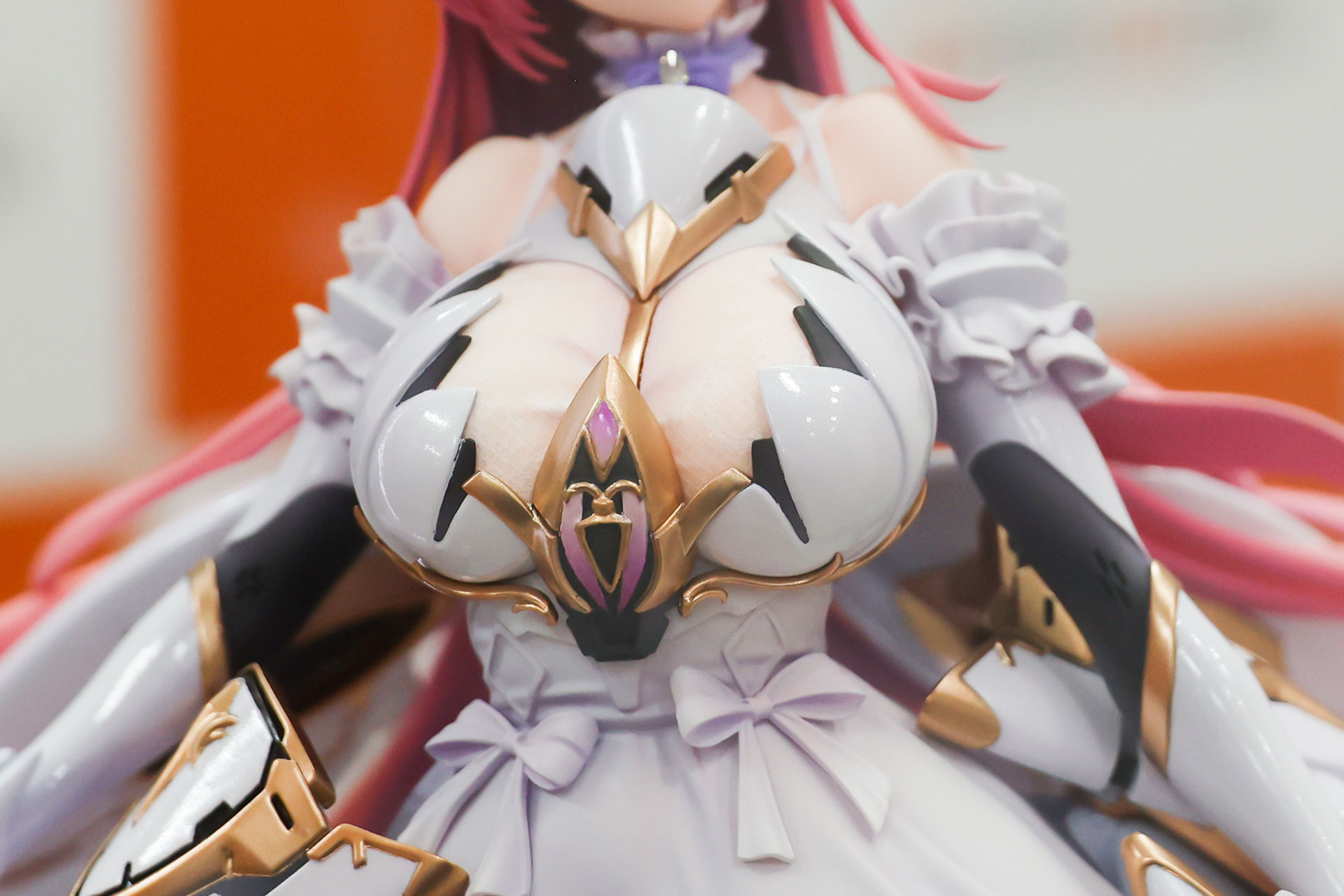 大きなバストが強調されたようなデザインだ