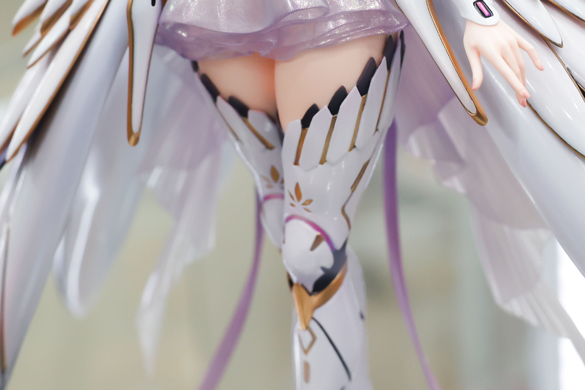 ブーツも独特なデザインだ