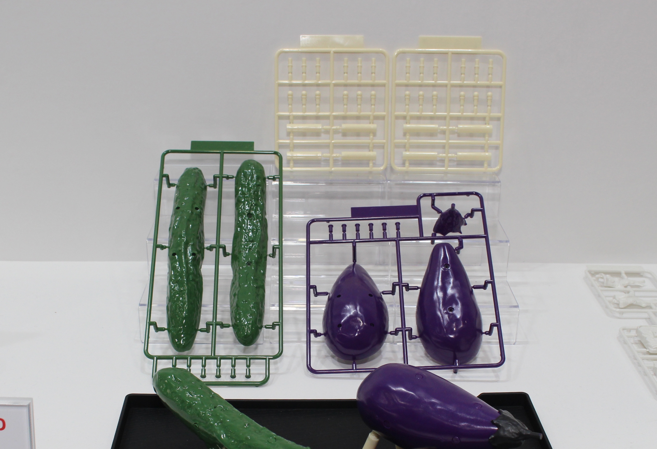 リアルなキュウリとナスのパーツ。作例のように作るにはナスのヘタのみ塗装が必要だ