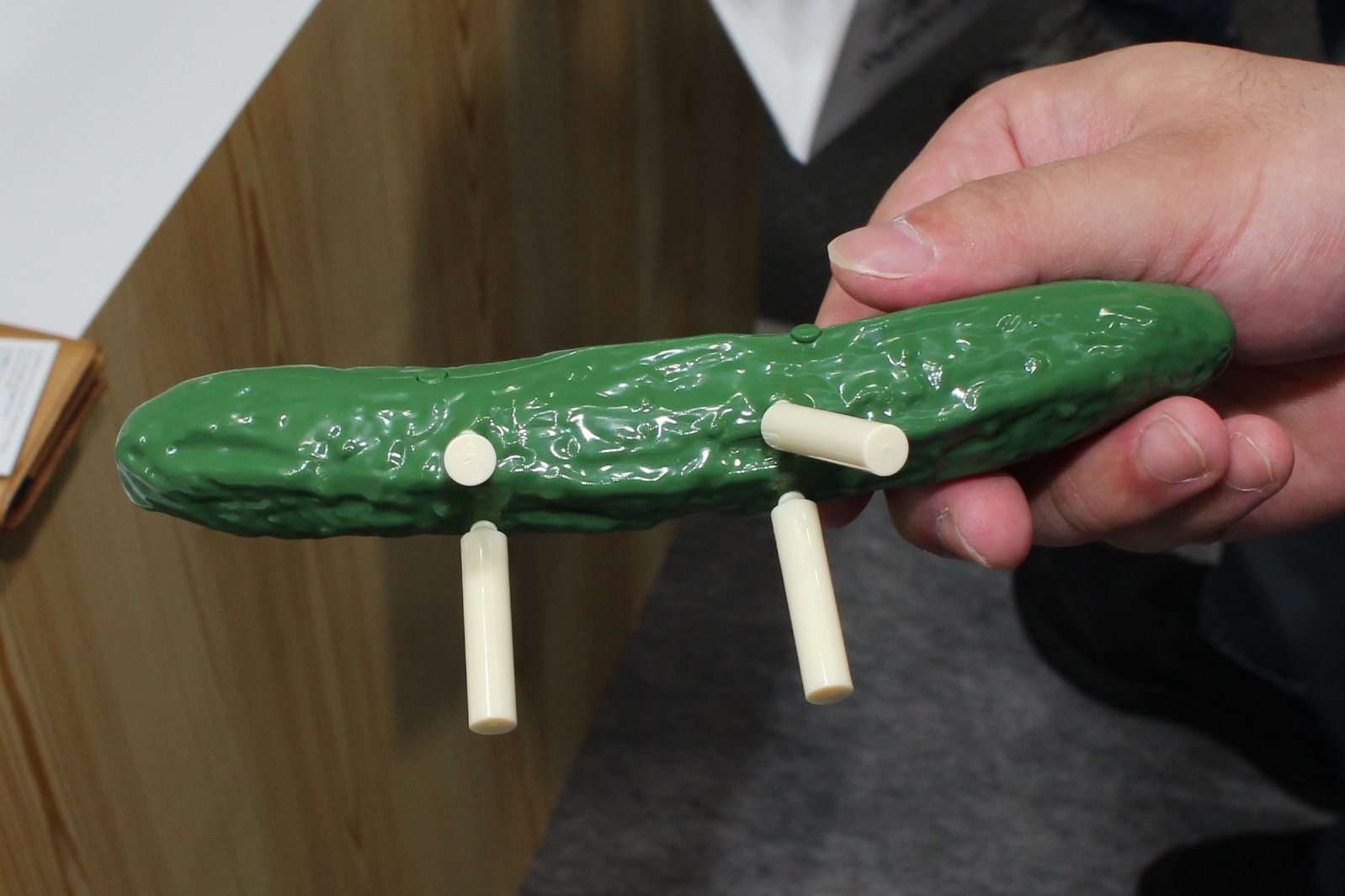 それぞれの脚の付け根はボールジョイントで可動する。お盆に合わせた発売なので、実際に飾りにも使えそうだ