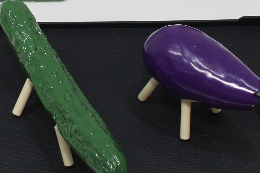 表面には脚を差し込む部分も含め、10か所に3mm穴を設置。穴を塞ぐパーツも付属する