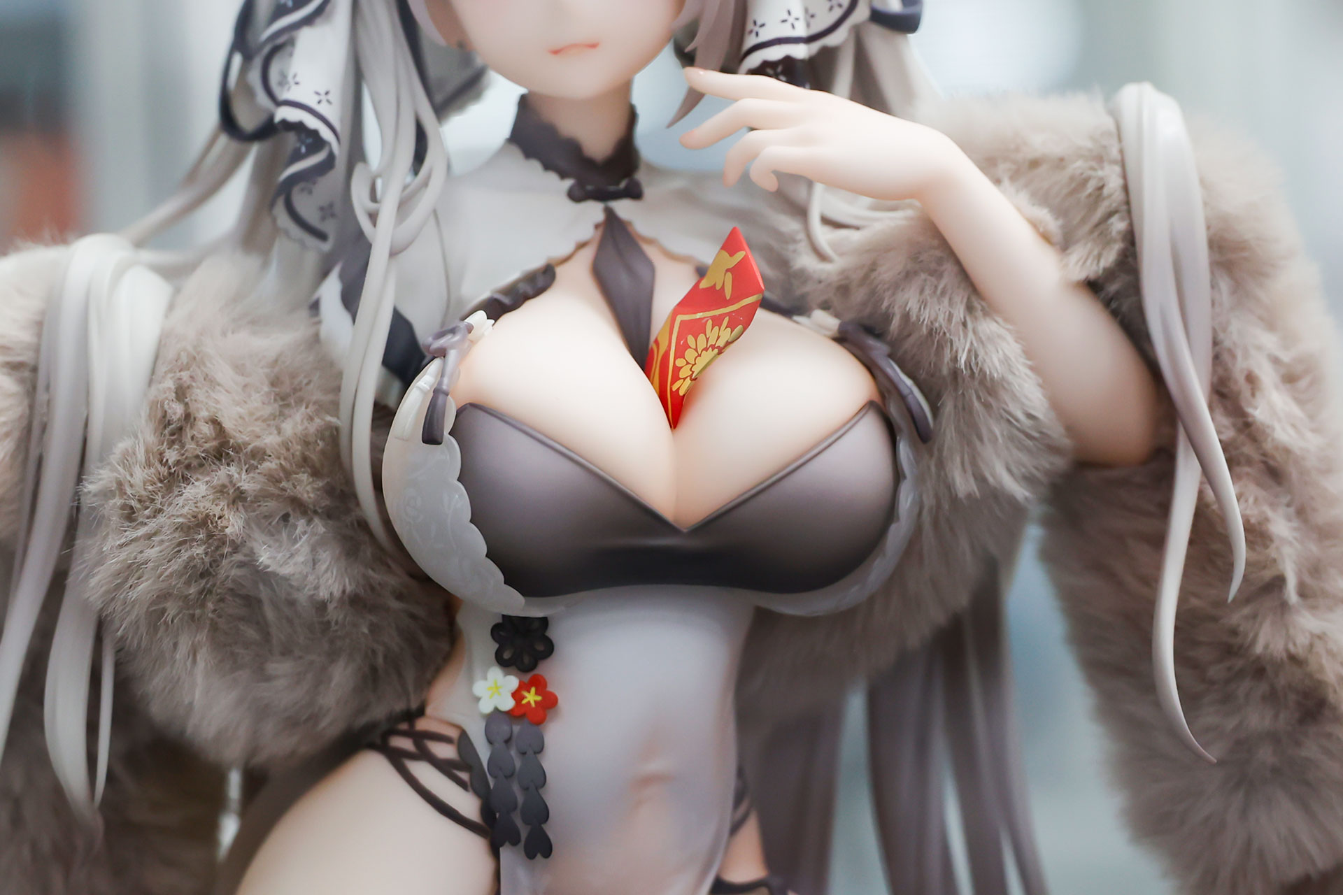 胸の谷間に何かがはさまれている!?