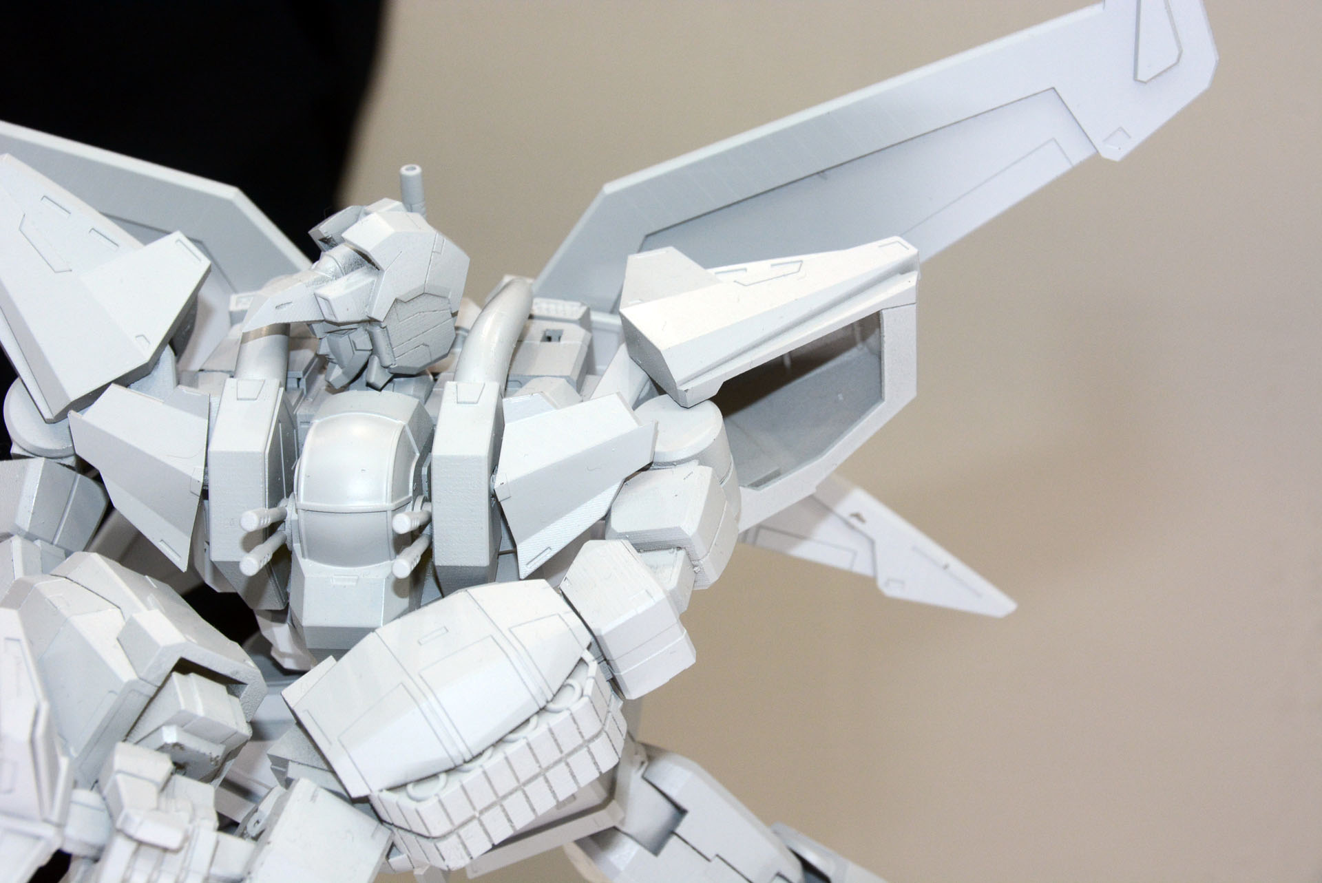 腕の引き出し、肩のシルエット、元デザインを尊重しながら、関節設計を大きくアレンジしているのがわかる