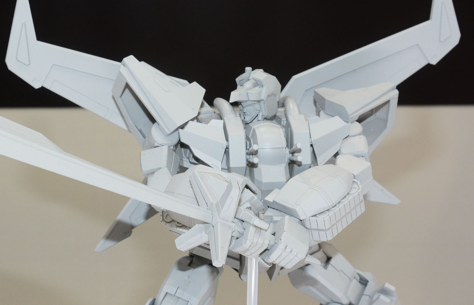 手首、肘、剣を構えるためにはかなりの箇所を調整する必要があるのがわかる。ここは是非こだわって動かしたいところ