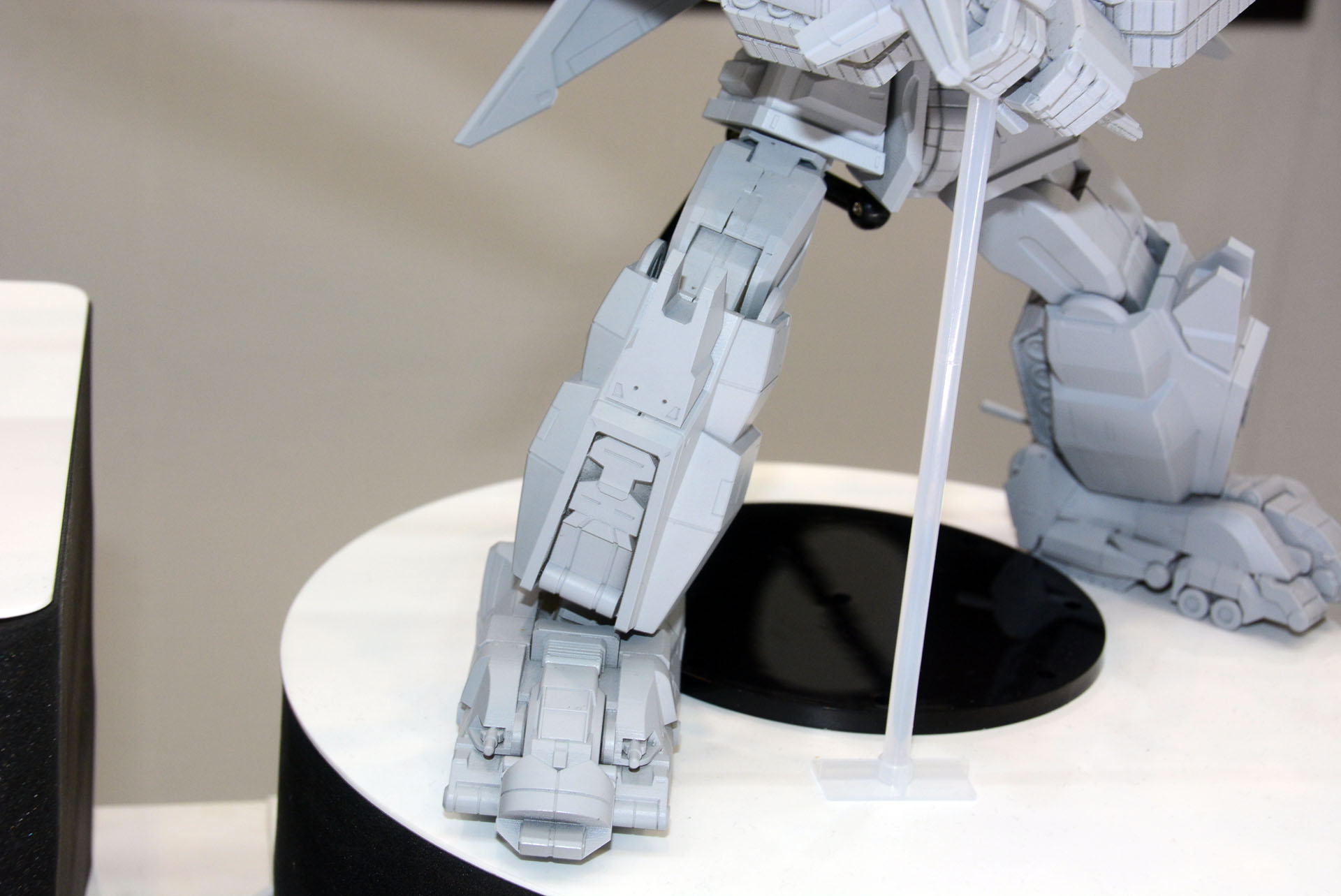 足そのものの引き出し、足首も引き出すことで関節の自由度が上がる。パンチやキックなどいろいろなポーズをとらせたい