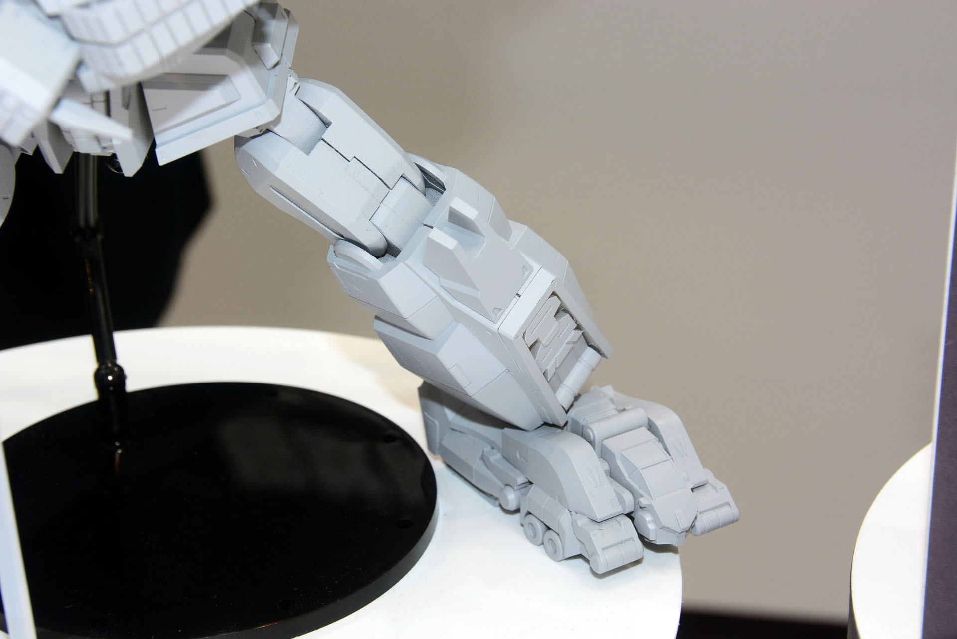 足そのものの引き出し、足首も引き出すことで関節の自由度が上がる。パンチやキックなどいろいろなポーズをとらせたい