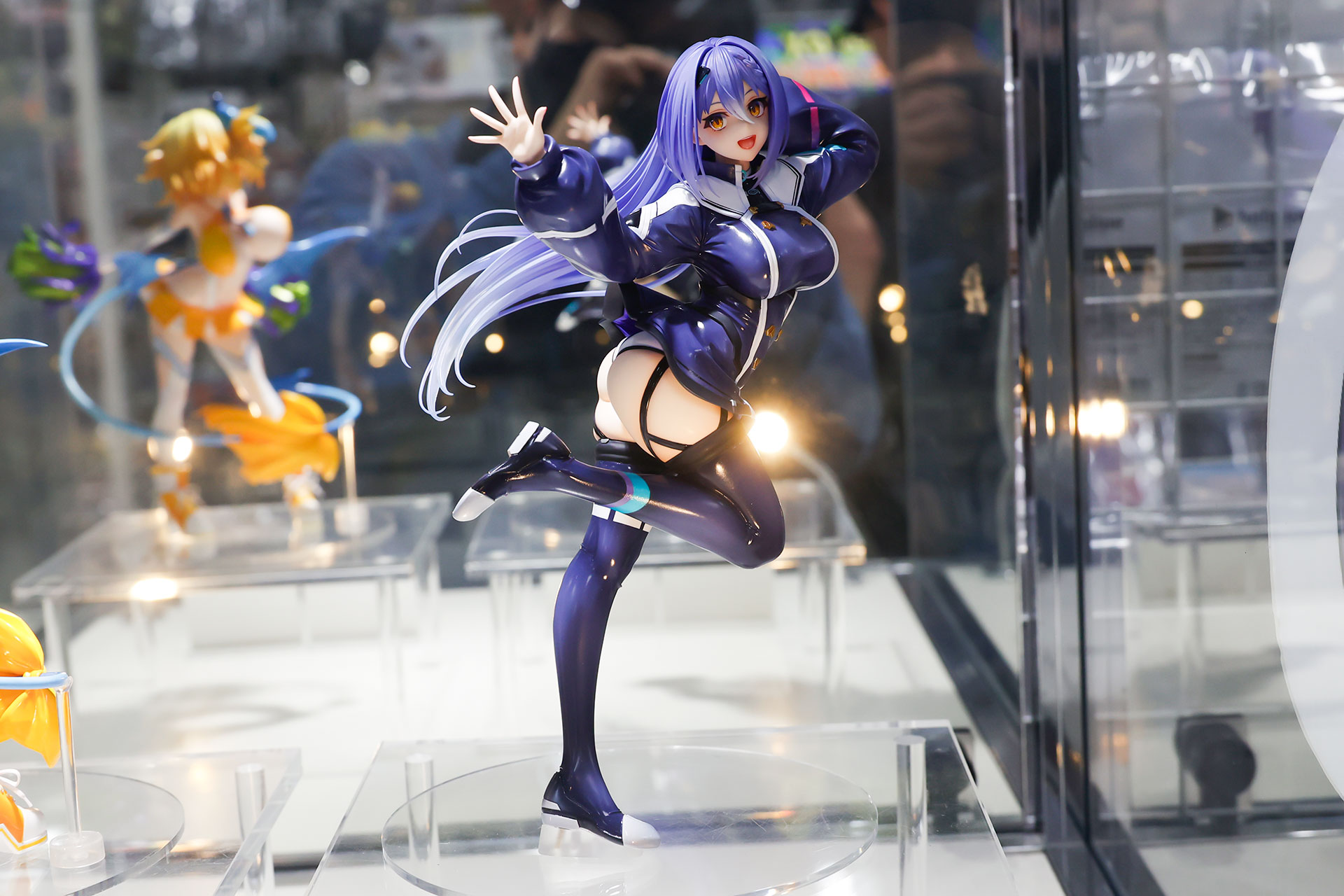 フィギュアの素材はPVCで、全高は約230mmだ