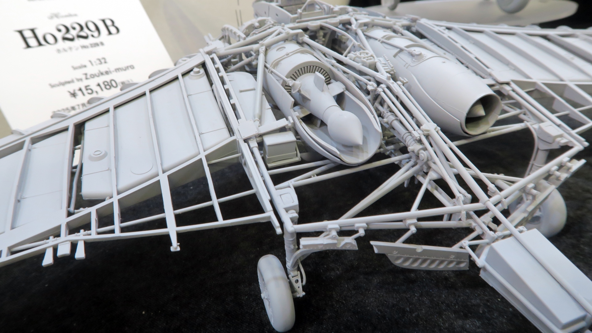 会場展示では片側のエンジンカウルが開放されており、内部のメカを堪能できる