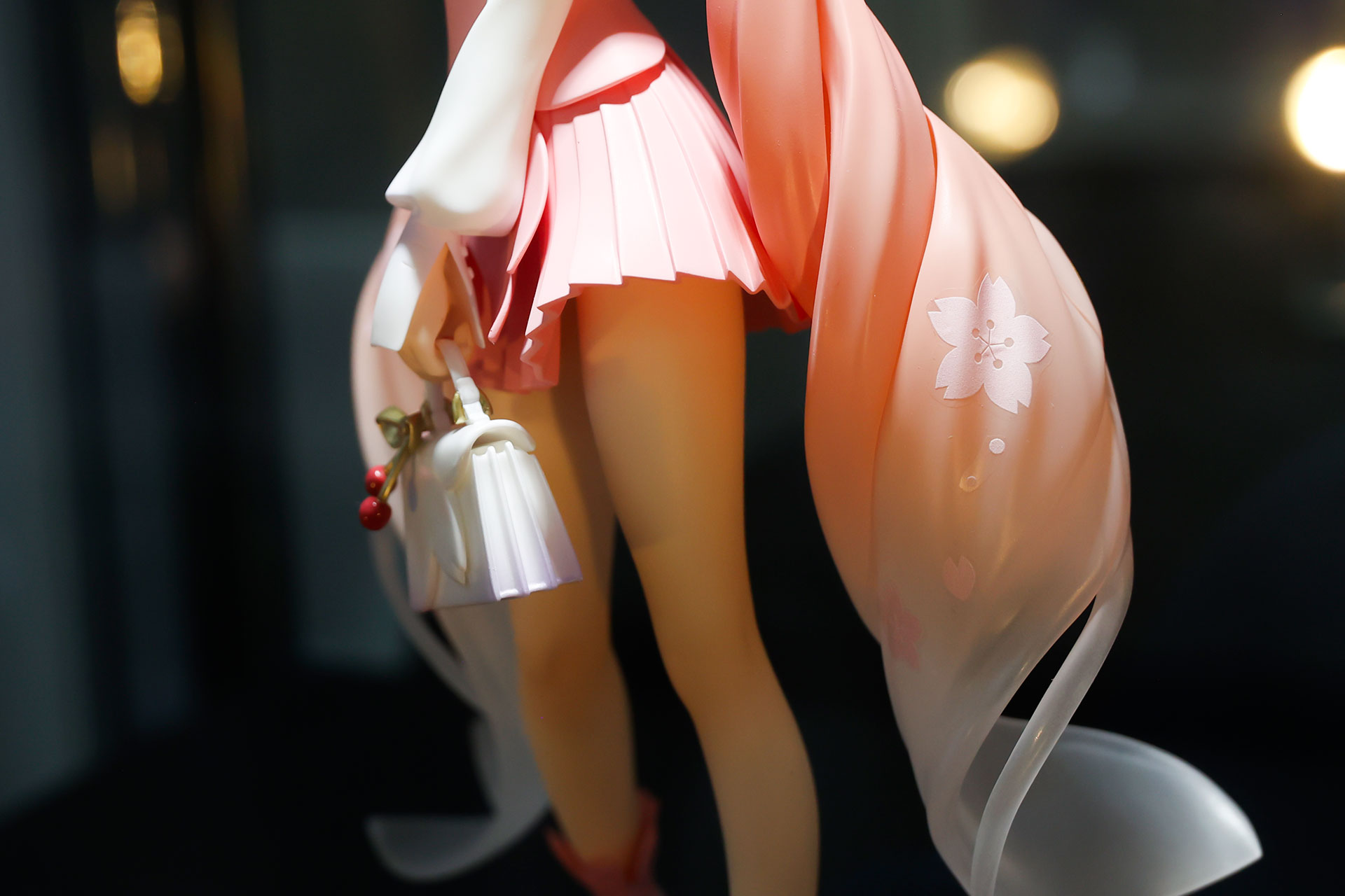 ミニスカートの下からは白い脚がスラリと伸びている