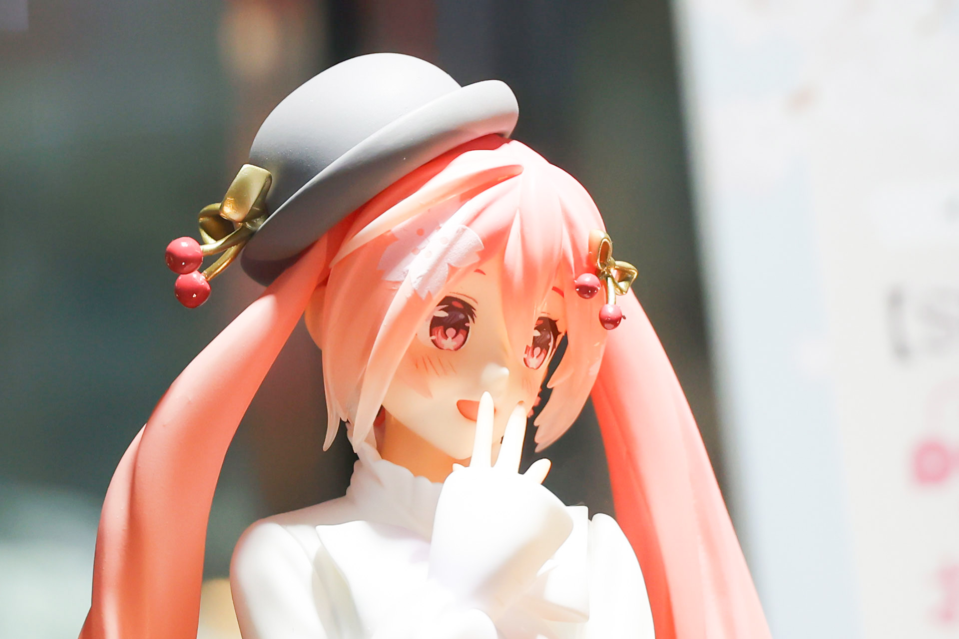 帽子にはサクランボのアクセサリーが付けられている