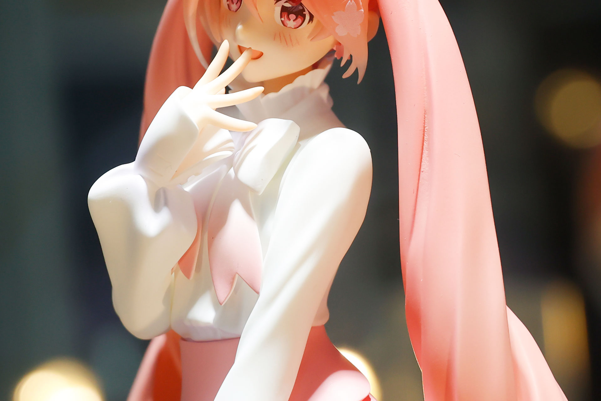 ツインテールの長い髪もピンク色だ