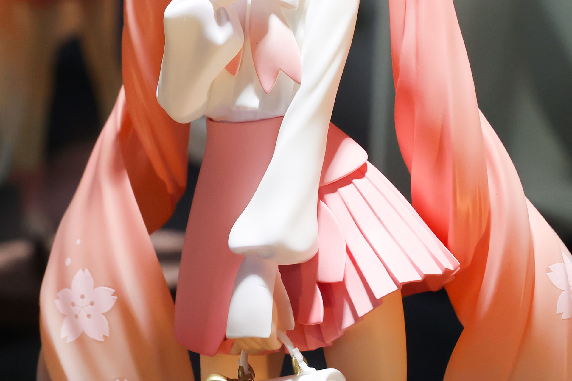 手の甲を隠すようなデザインになっている